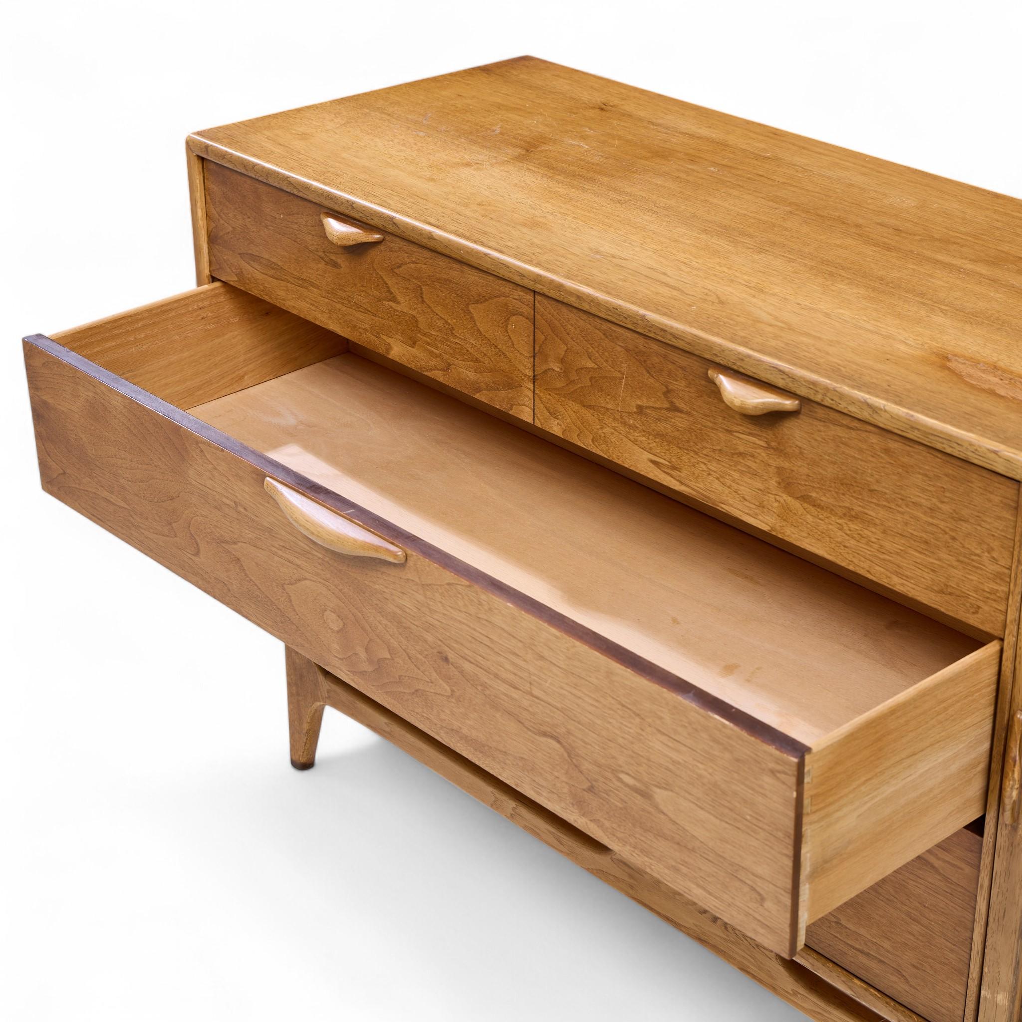 Lane Perception Mid Century Walnut Offset Credenza in vendita 3