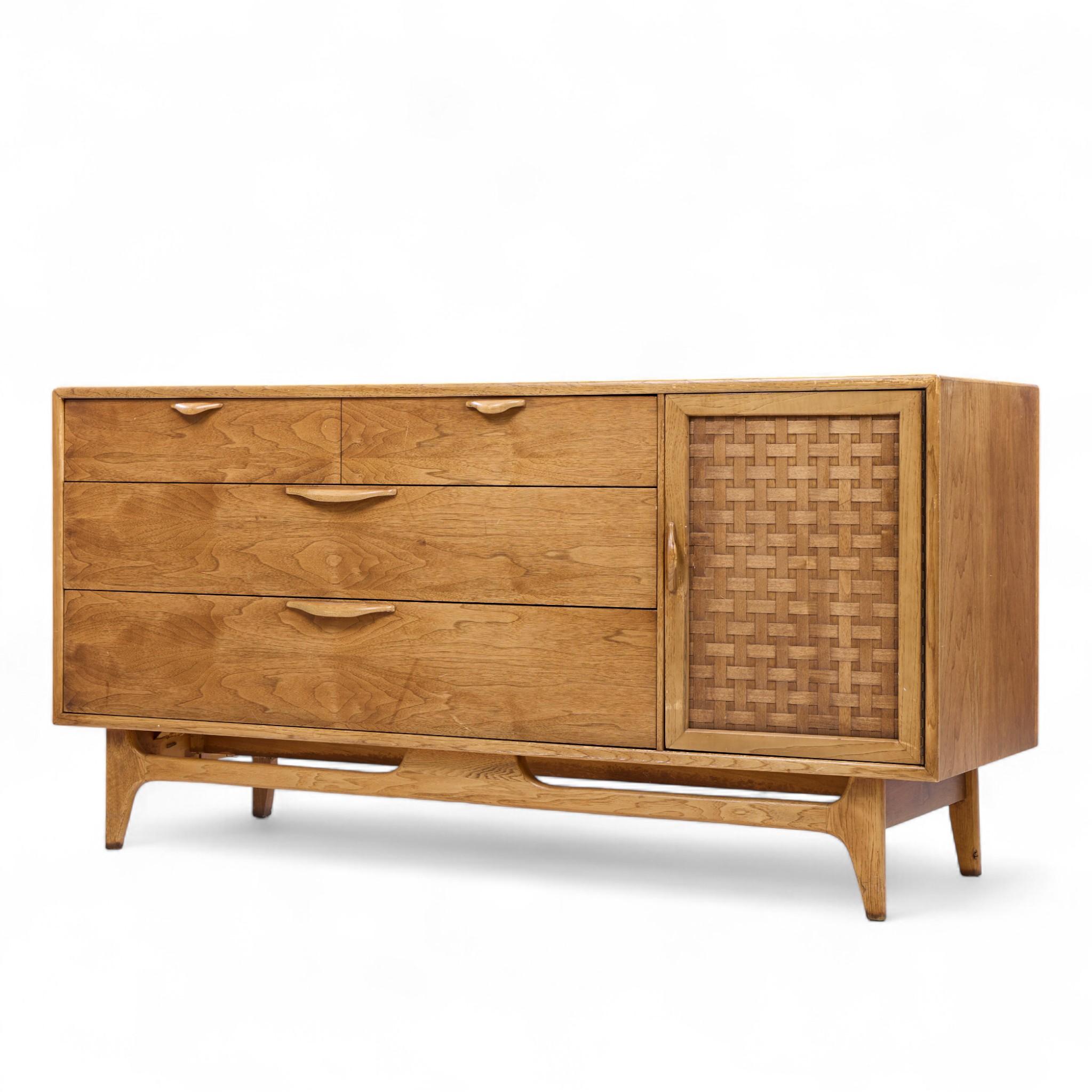 Mid-Century moderno Lane Perception Mid Century Walnut Offset Credenza in vendita