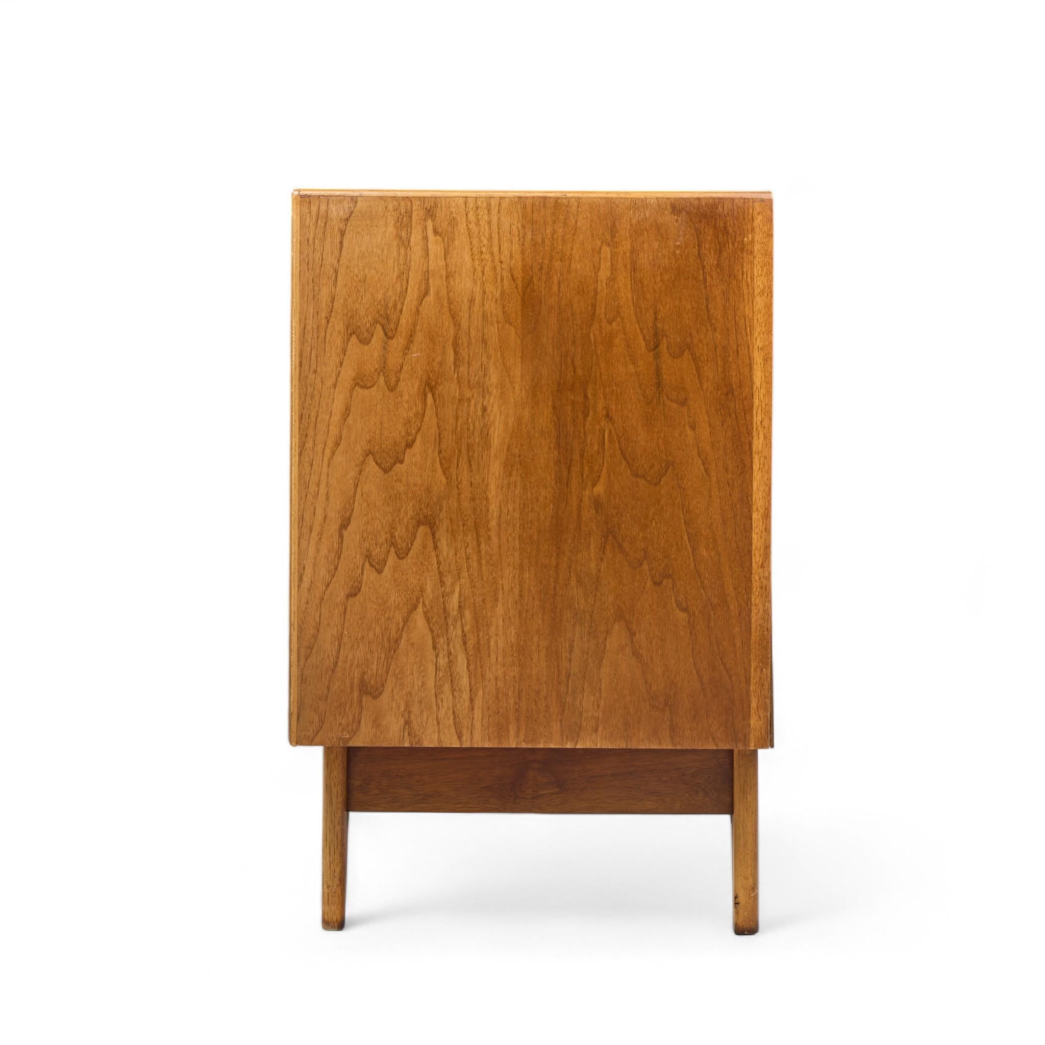 Lane Perception Mid Century Walnut Offset Credenza In condizioni buone in vendita a Franklin Park, IL