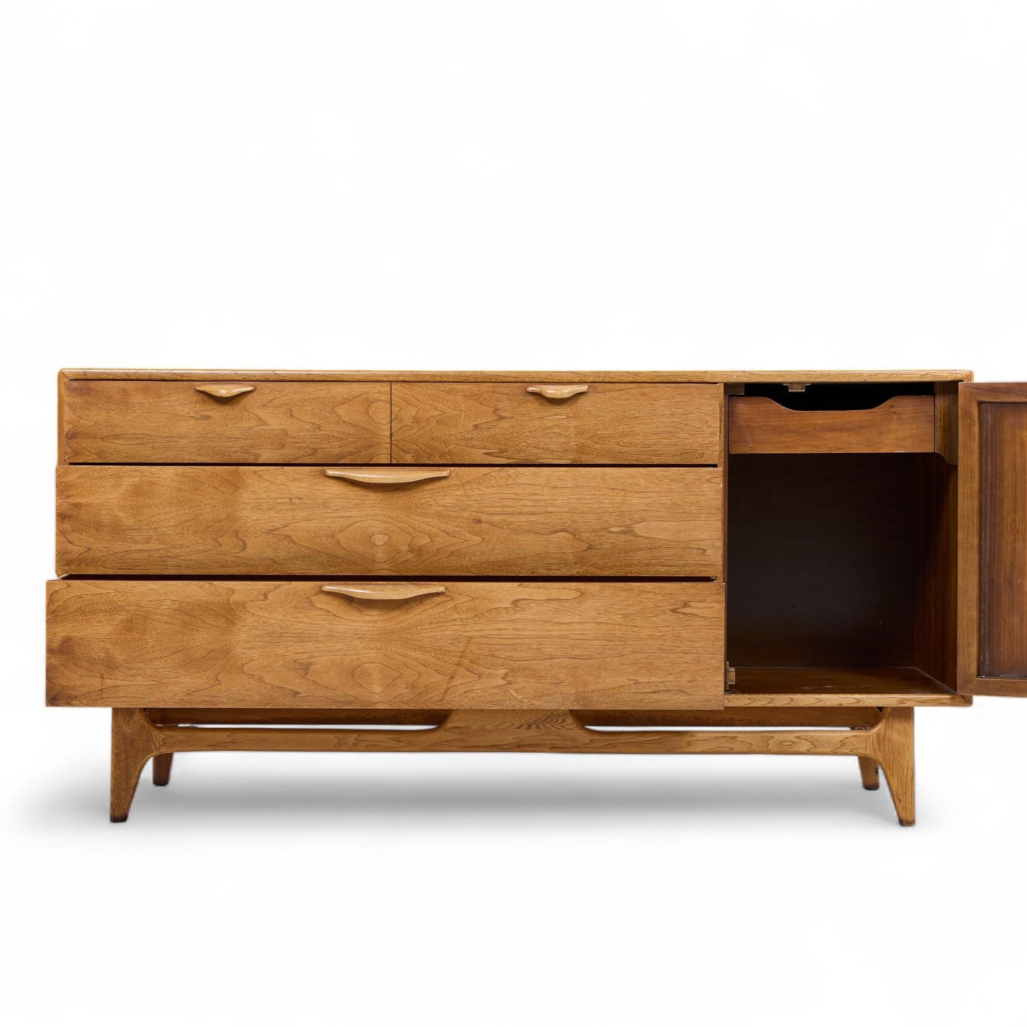 XX secolo Lane Perception Mid Century Walnut Offset Credenza in vendita