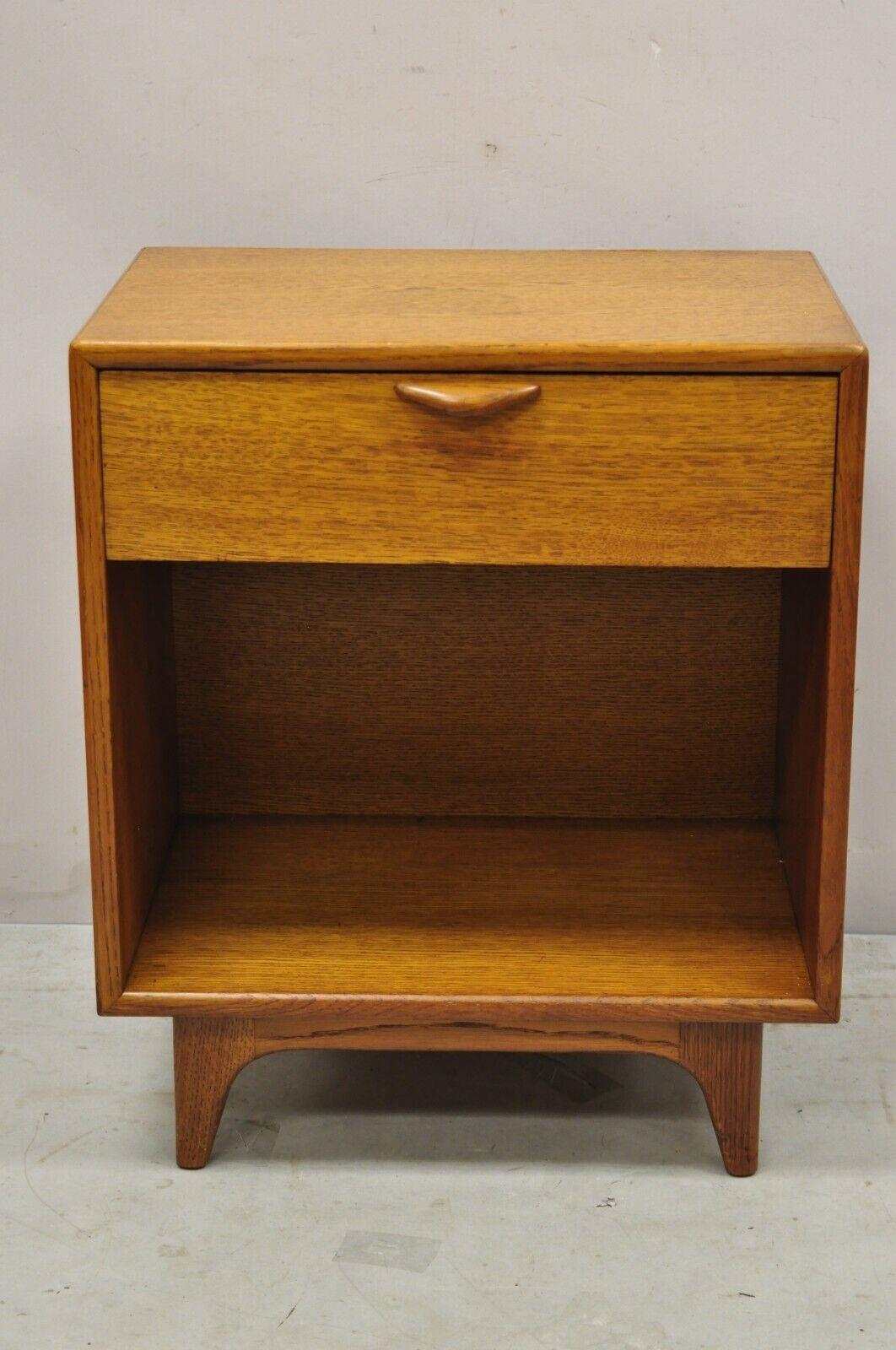 Lane Perception oak Mid-Century Modern one drawer nightstand side table. Item features sculpted wood drawer pull, beautiful wood grain, original stamp, tapered legs, very nice vintage item, quality American craftsmanship. Circa mid-20th