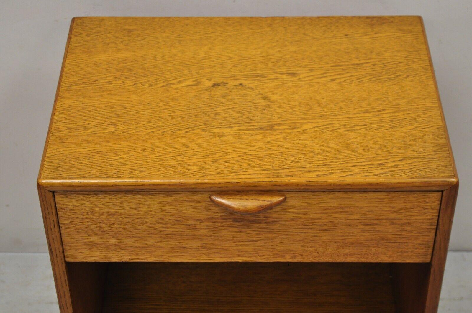 Mid-Century Modern Lane Perception Oak Mid Century Modern Table de nuit à un tiroir Table d'appoint en vente