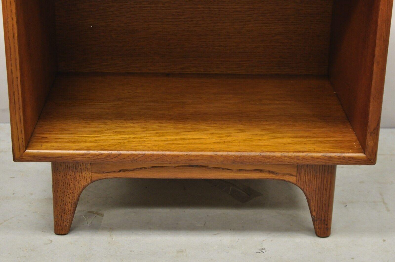 Lane Perception Oak Mid-Century Modern One Drawer Nightstand Side Table In Good Condition For Sale In Philadelphia, PA
