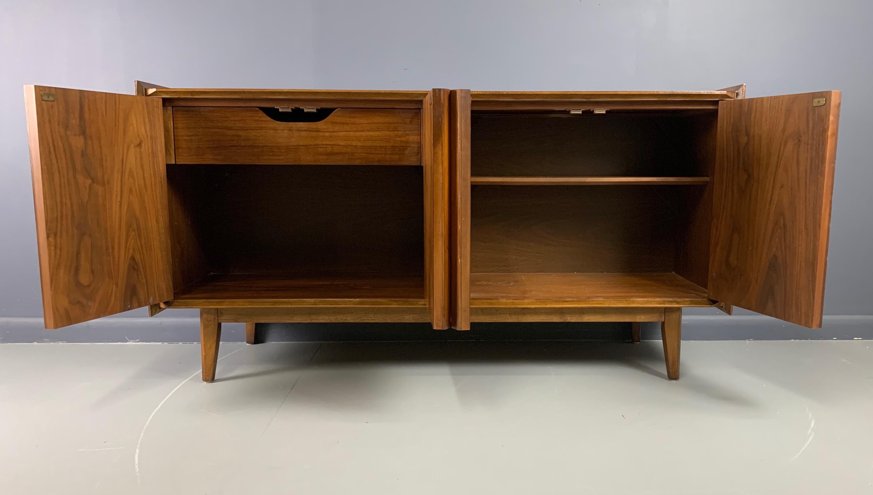 Lane Petite Credenza in Walnut Mid-Century In Good Condition In Philadelphia, PA