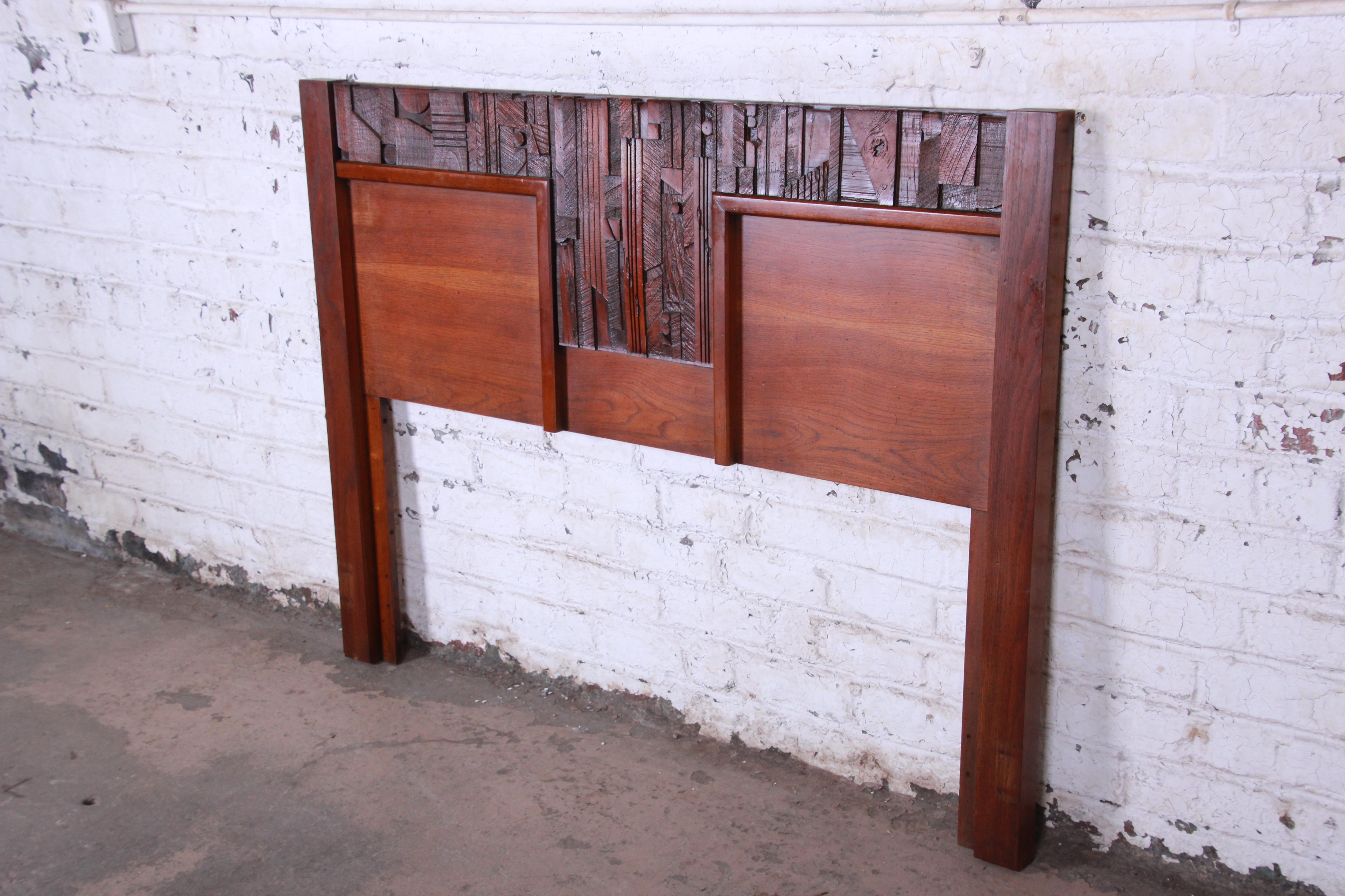 A gorgeous mid-century modern brutalist queen size headboard from the Pueblo collection by Lane. The headboard features beautiful oak wood grain and a unique brutalist design in the style of Paul Evans. One of the more rare pieces from this highly