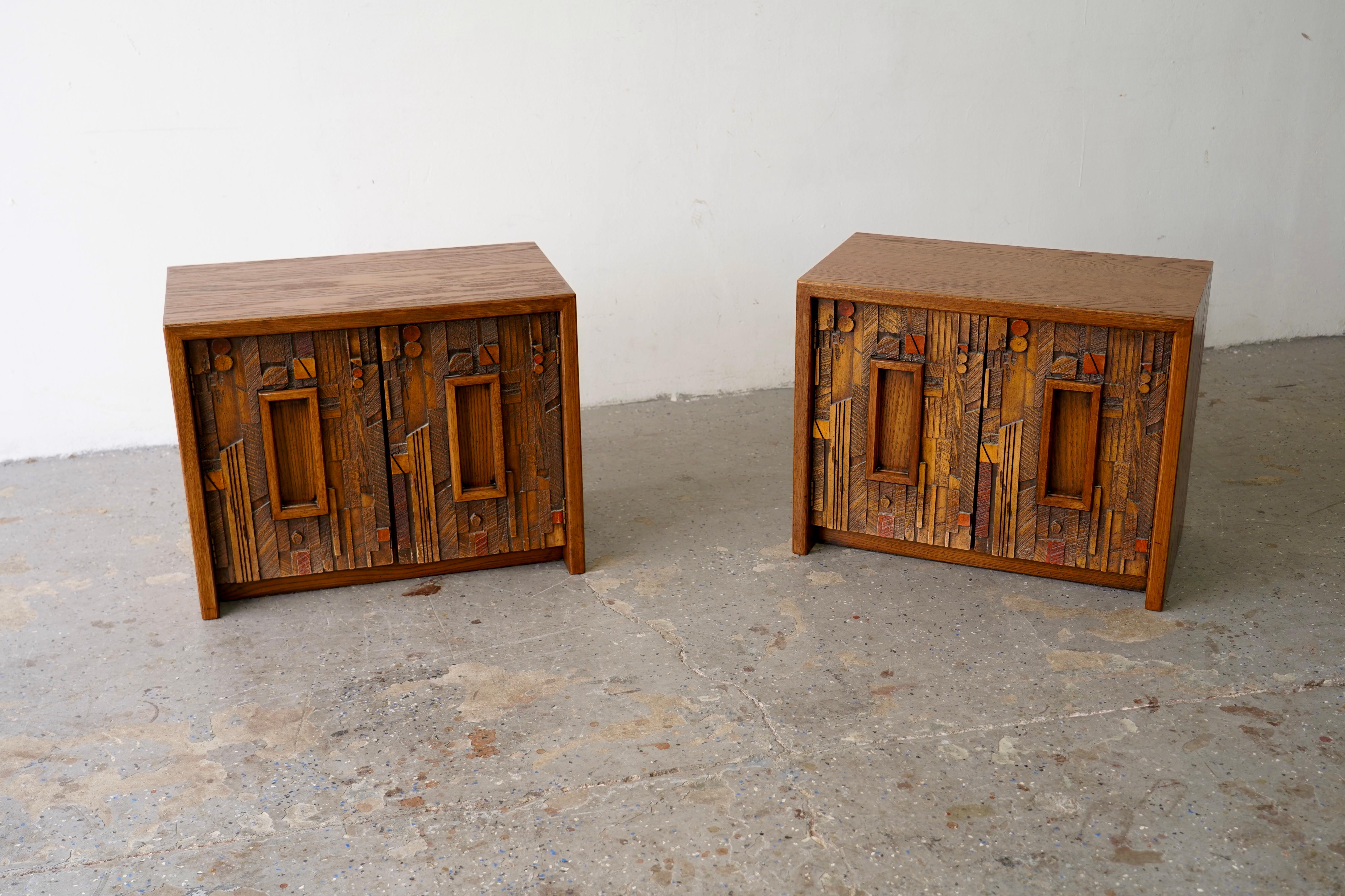 Stunning 1970s Brutalist nightstands by Lane Furniture, part of the sought-after Pueblo line, reminiscent of Lane’s Mosaic collection and Paul Evans' iconic style.
Crafted from solid oak, these nightstands feature a bold sculptural facade,