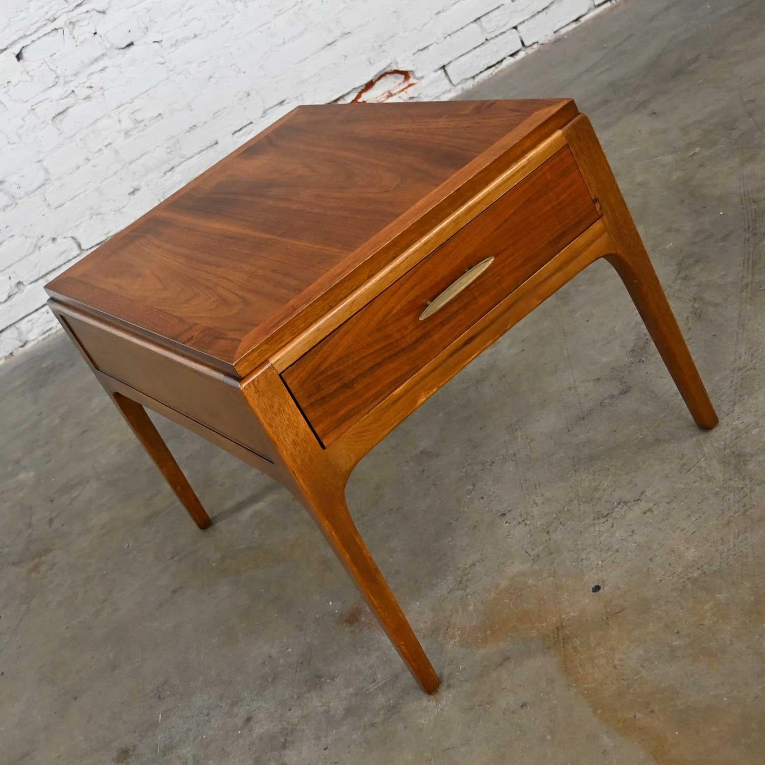 American Lane Rhythm Collection Mid-Century Modern Walnut Single End Table with Drawer 