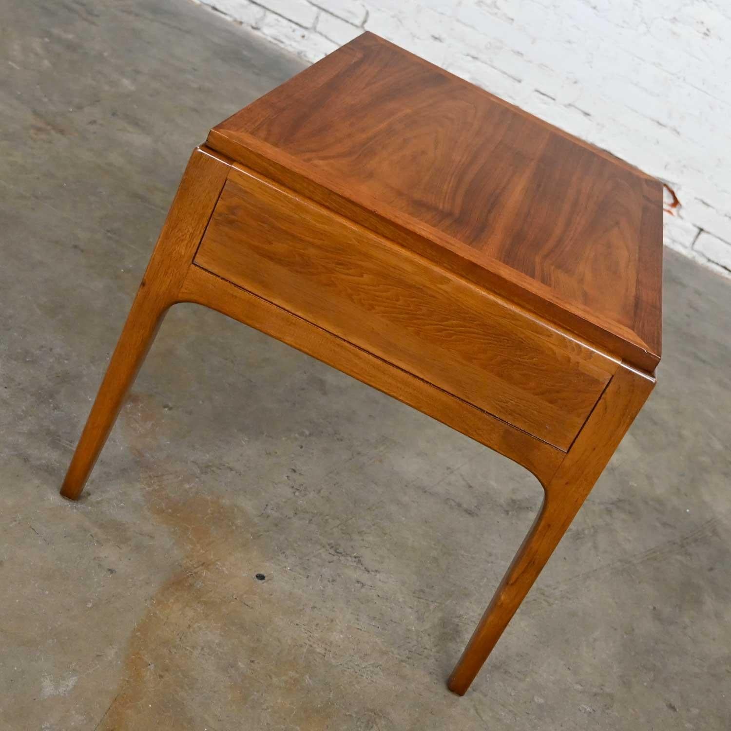 Lane Rhythm Collection Mid-Century Modern Walnut Single End Table with Drawer  In Good Condition In Topeka, KS