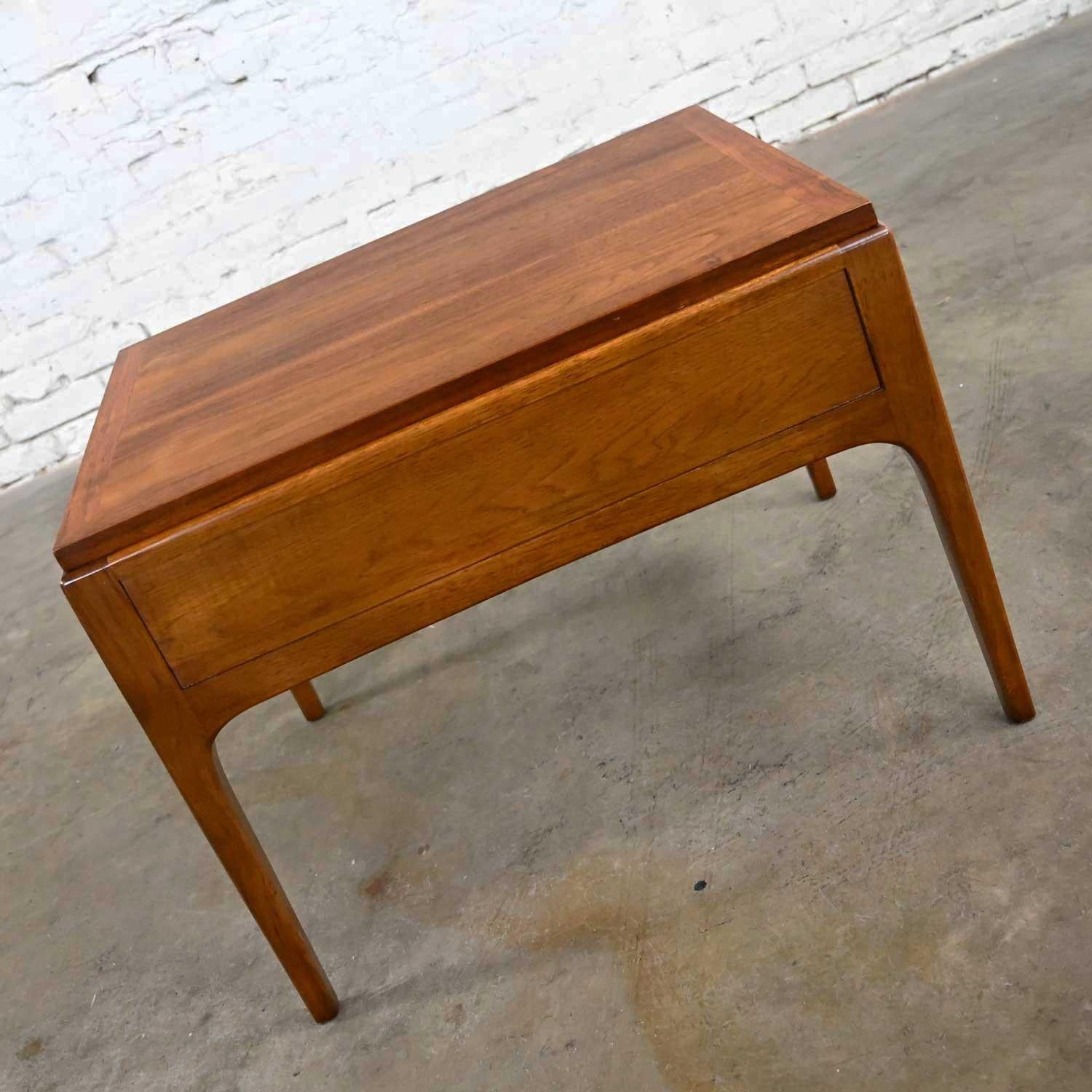 Mid-20th Century Lane Rhythm Collection Mid-Century Modern Walnut Single End Table with Drawer 