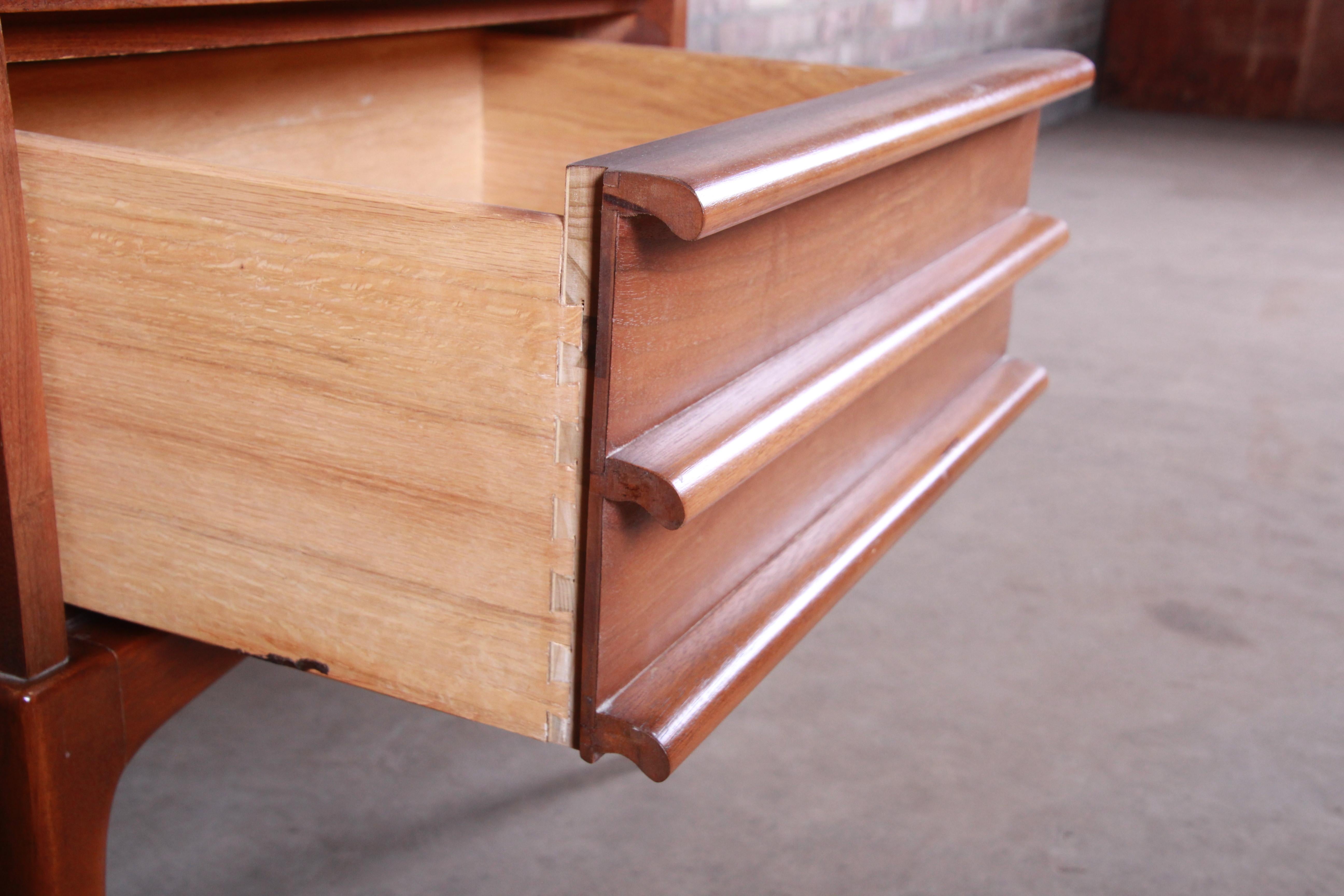 Lane Rhythm Mid-Century Modern Sculpted Walnut Nightstand, 1960s In Good Condition In South Bend, IN