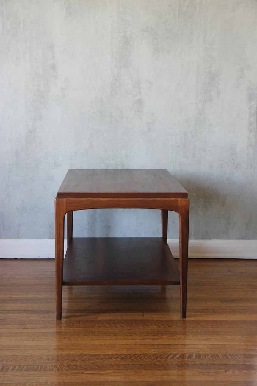 Cette table d'appoint à deux niveaux en noyer de style moderne du milieu du siècle est estampillée par Lane Furniture. Faisant partie de la collection 