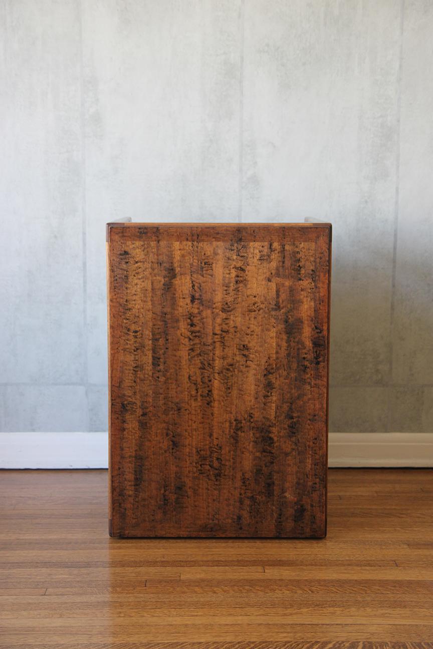 Noyer Table d'appoint à deux niveaux Rhythm, mi-siècle moderne, de Lane en vente