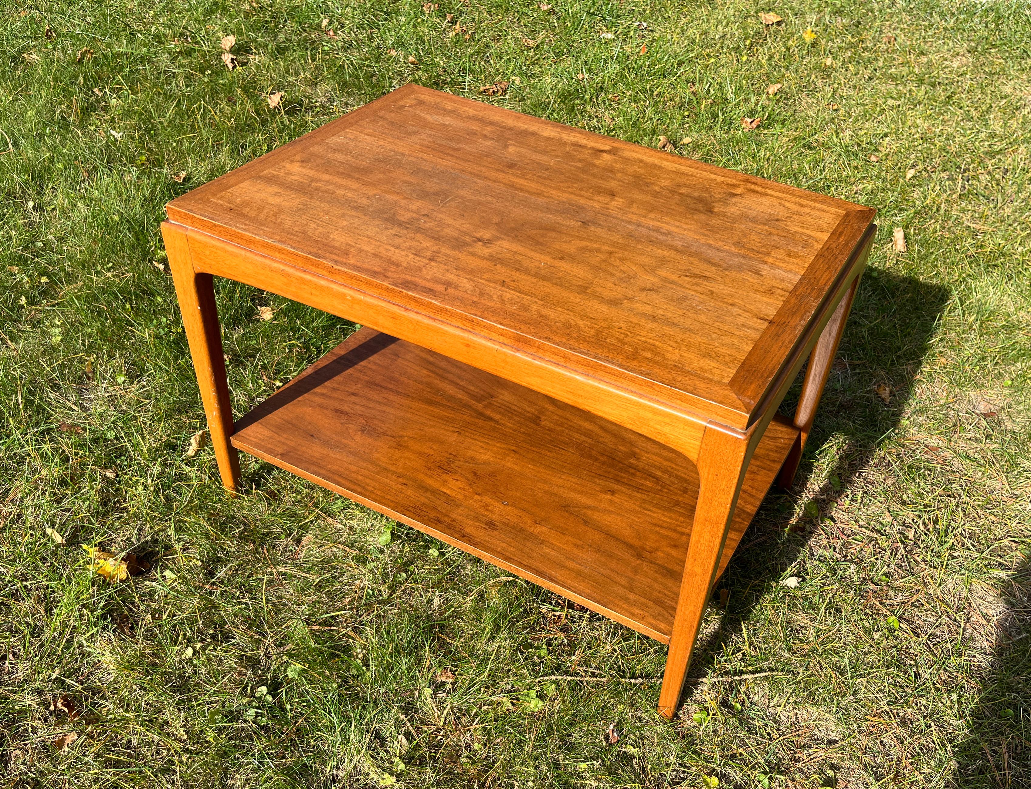 Lane Rhythm Mid-Century Modern Two-Tiered Walnut Side Table In Good Condition In Chicago, IL