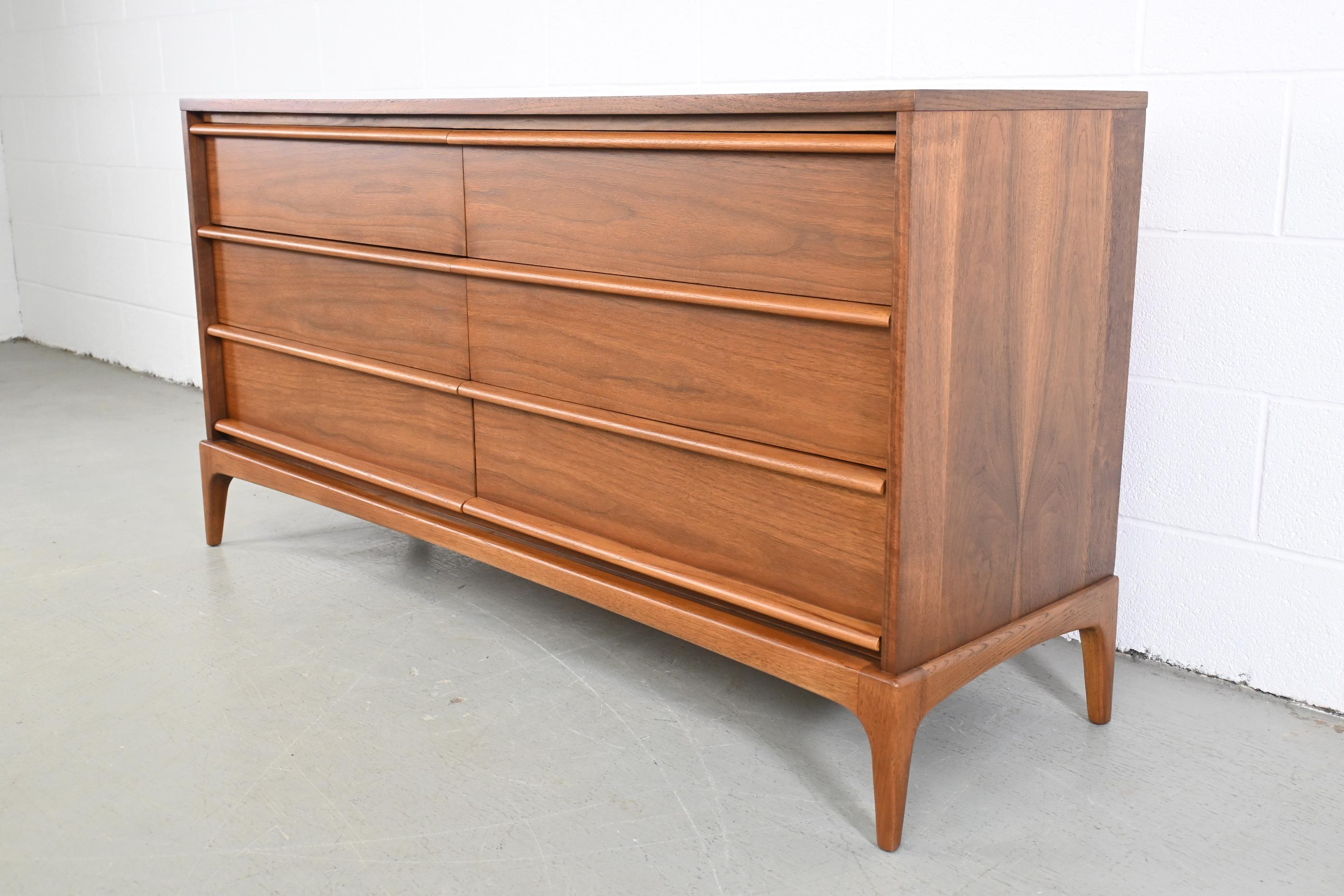 American Lane Rhythm Mid-Century Modern Walnut Dresser