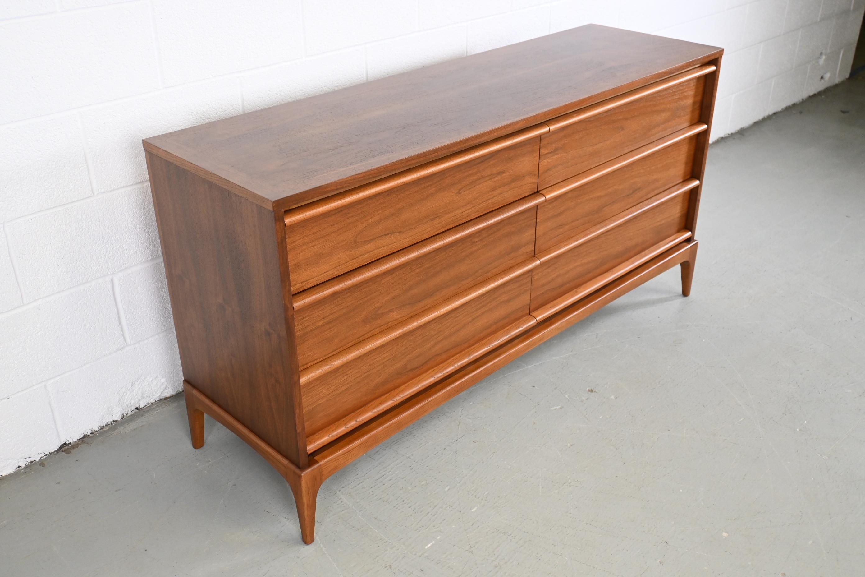 Lane Rhythm Mid-Century Modern Walnut Dresser In Excellent Condition In Morgan, UT