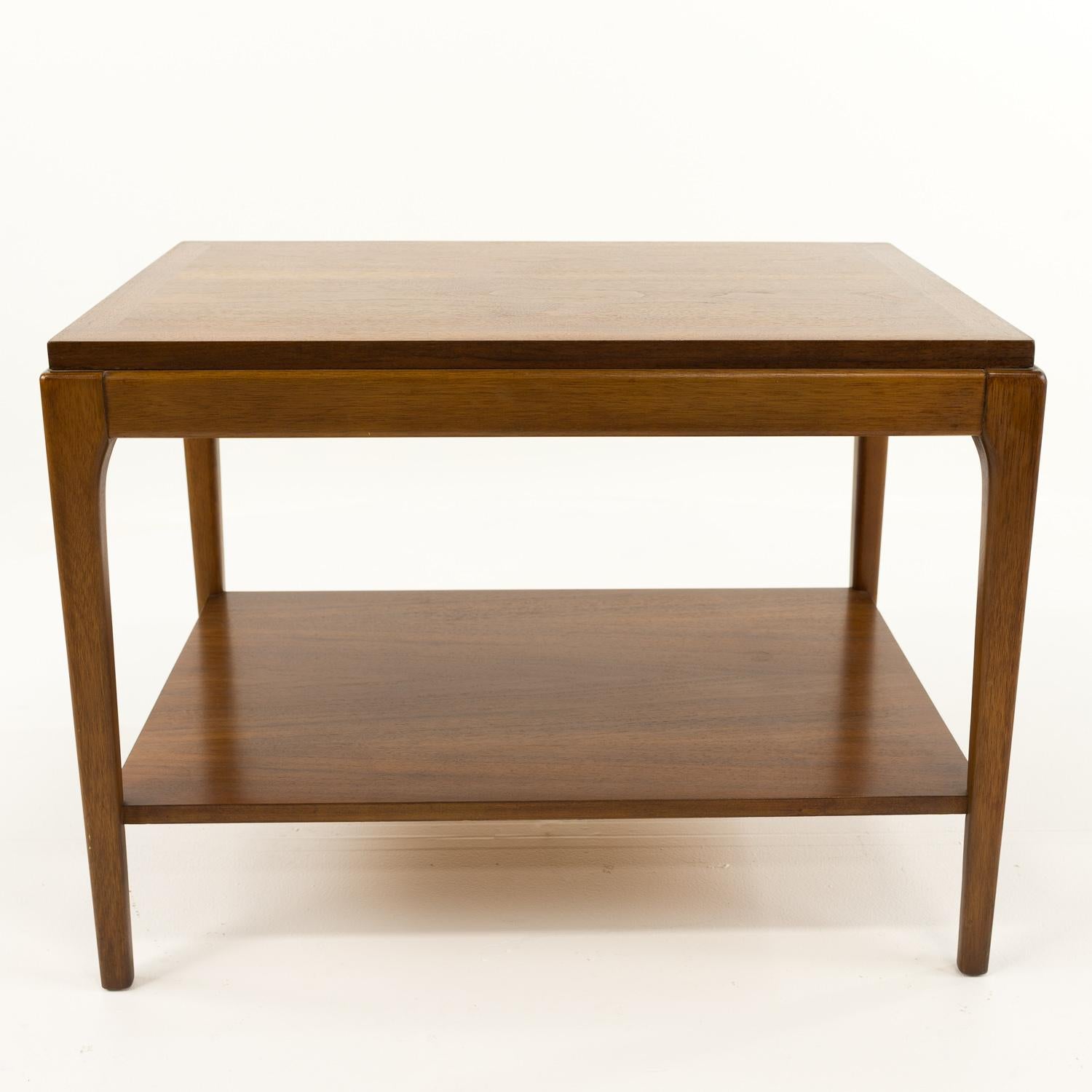 Lane Rhythm mid century side end table - 27 inch

Table measures: 27.5 wide x 19.5 deep x 20 inches high

Very similar to our other Lane mid century side table we have listed, but the other one is slightly larger at 29 inches wide

?All pieces