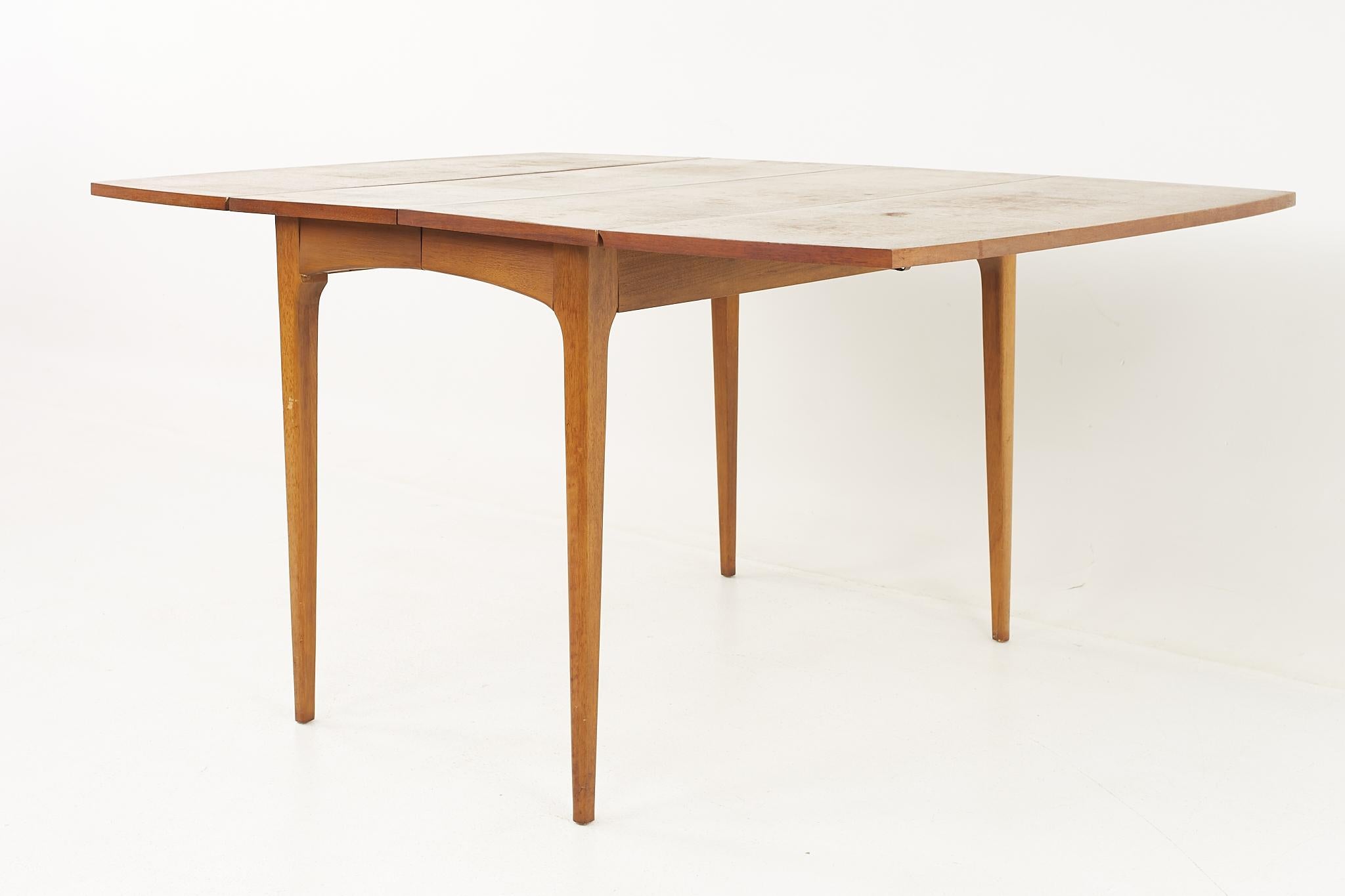 Lane Rhythm Mid-Century Walnut Drop Leaf Expanding Dining Table with 2 Leaves In Good Condition For Sale In Countryside, IL