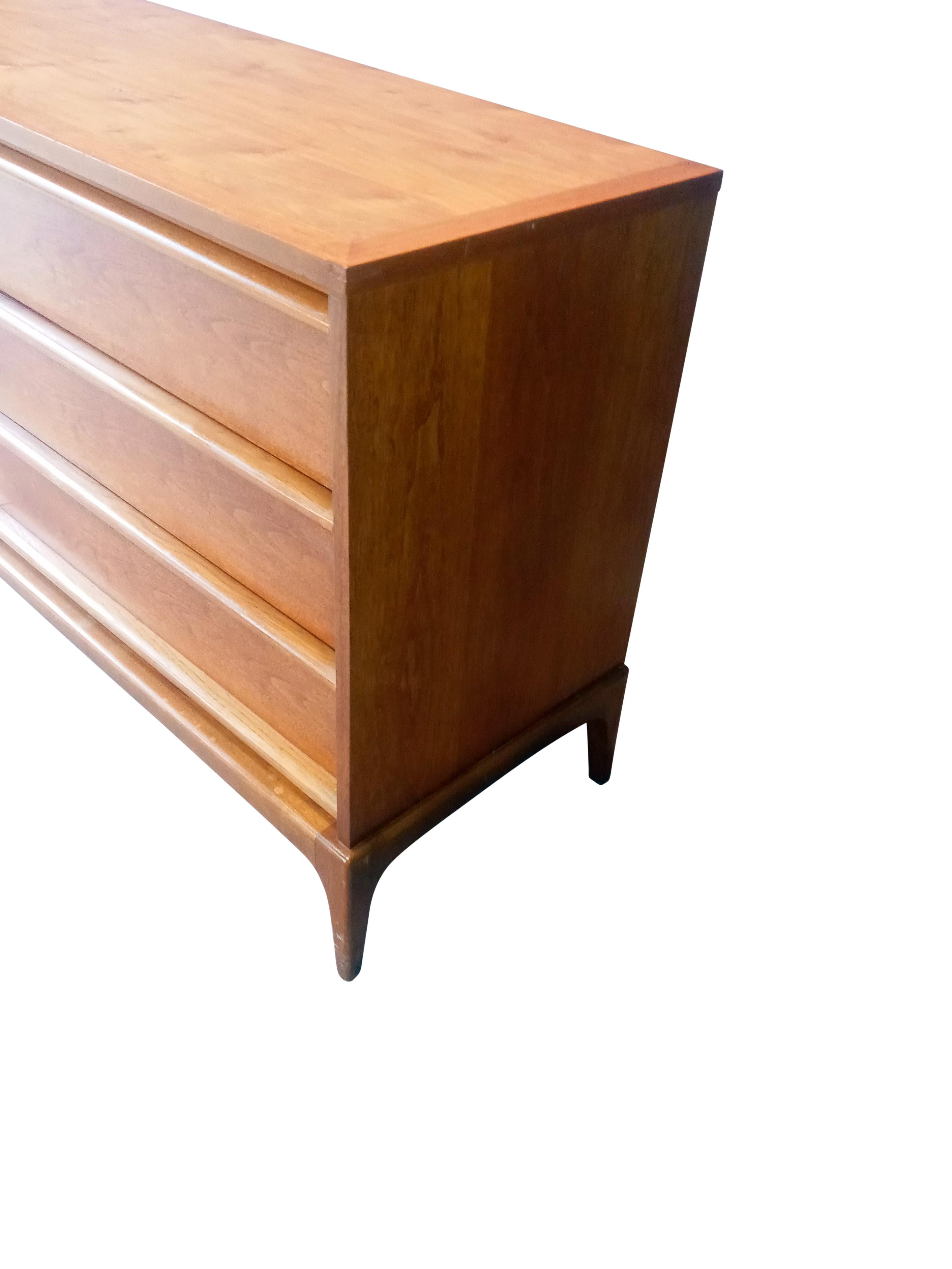 Mid-Century Modern Lane Rhythm Paul McCobb Style Walnut Six-Drawer Dresser, Mid-Century For Sale