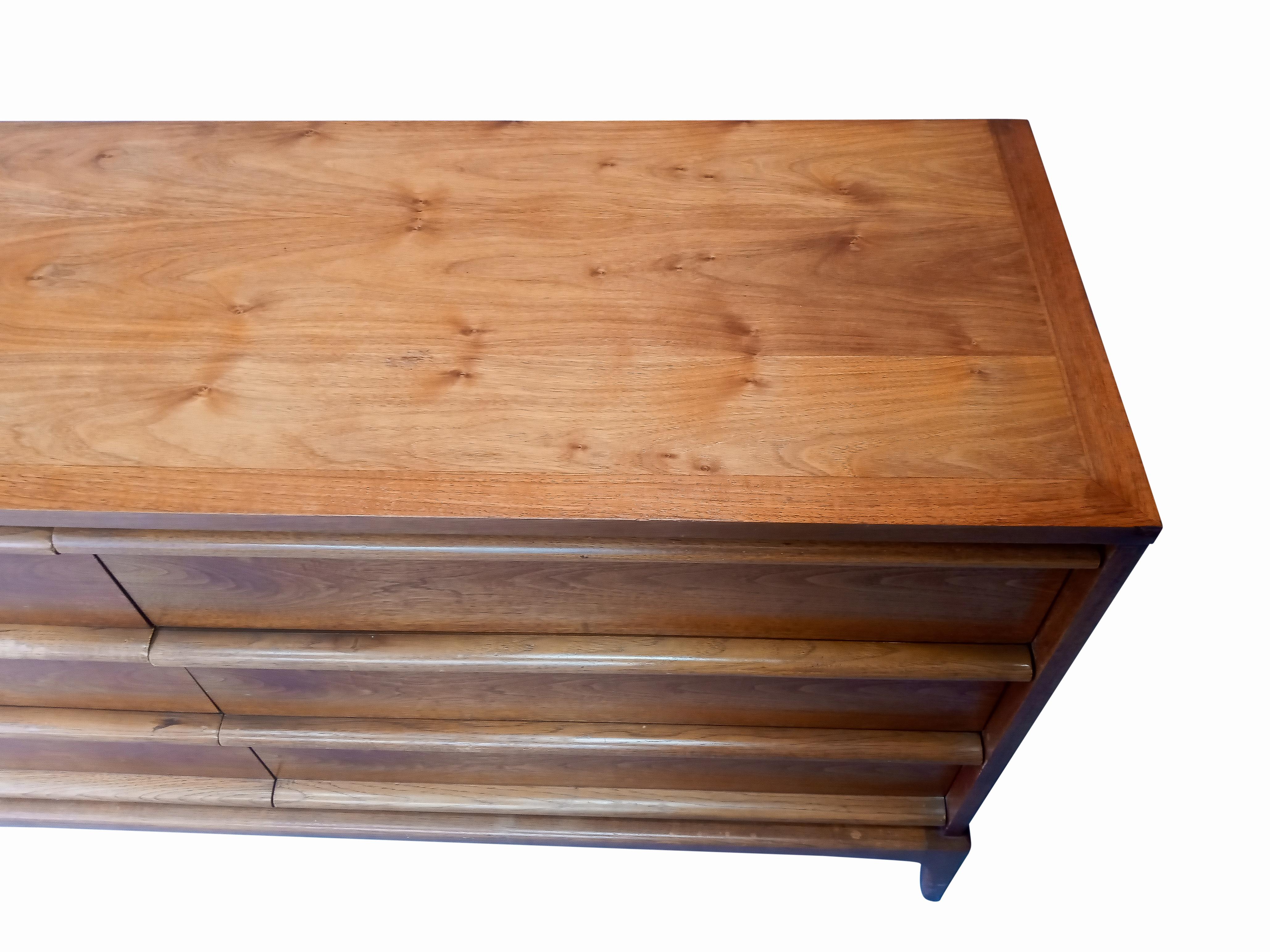 Lane Rhythm Paul McCobb Style Walnut Six-Drawer Dresser, Mid-Century In Good Condition In Philadelphia, PA