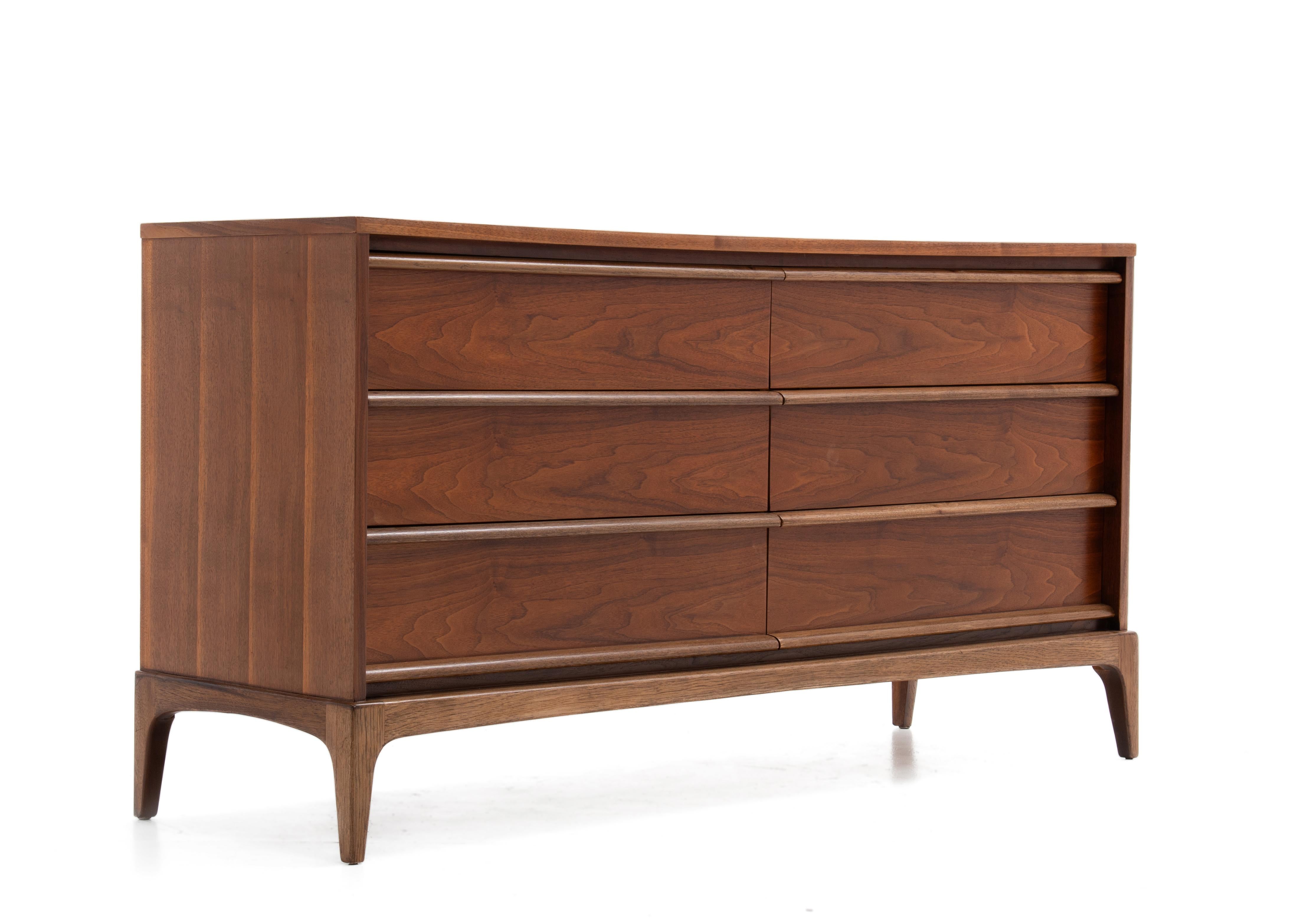 Mid-Century moderno Lane's Rhythm, comò basso a sei cassetti in noce e frassino restaurato in vendita