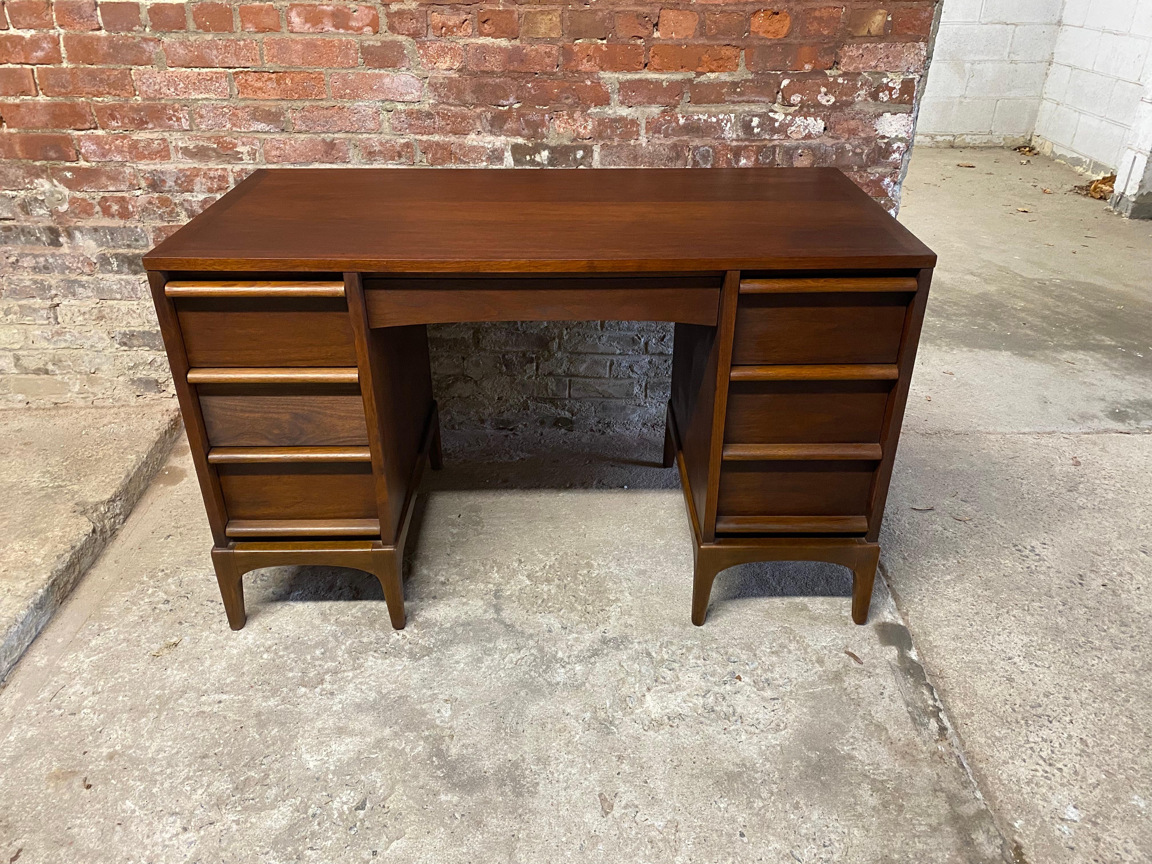 Veneer Lane Rhythm Walnut Desk