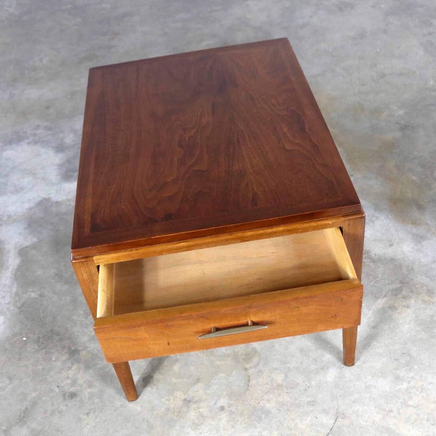 Lane Rhythm Walnut End Table with Drawer Mid-Century Modern In Good Condition In Topeka, KS