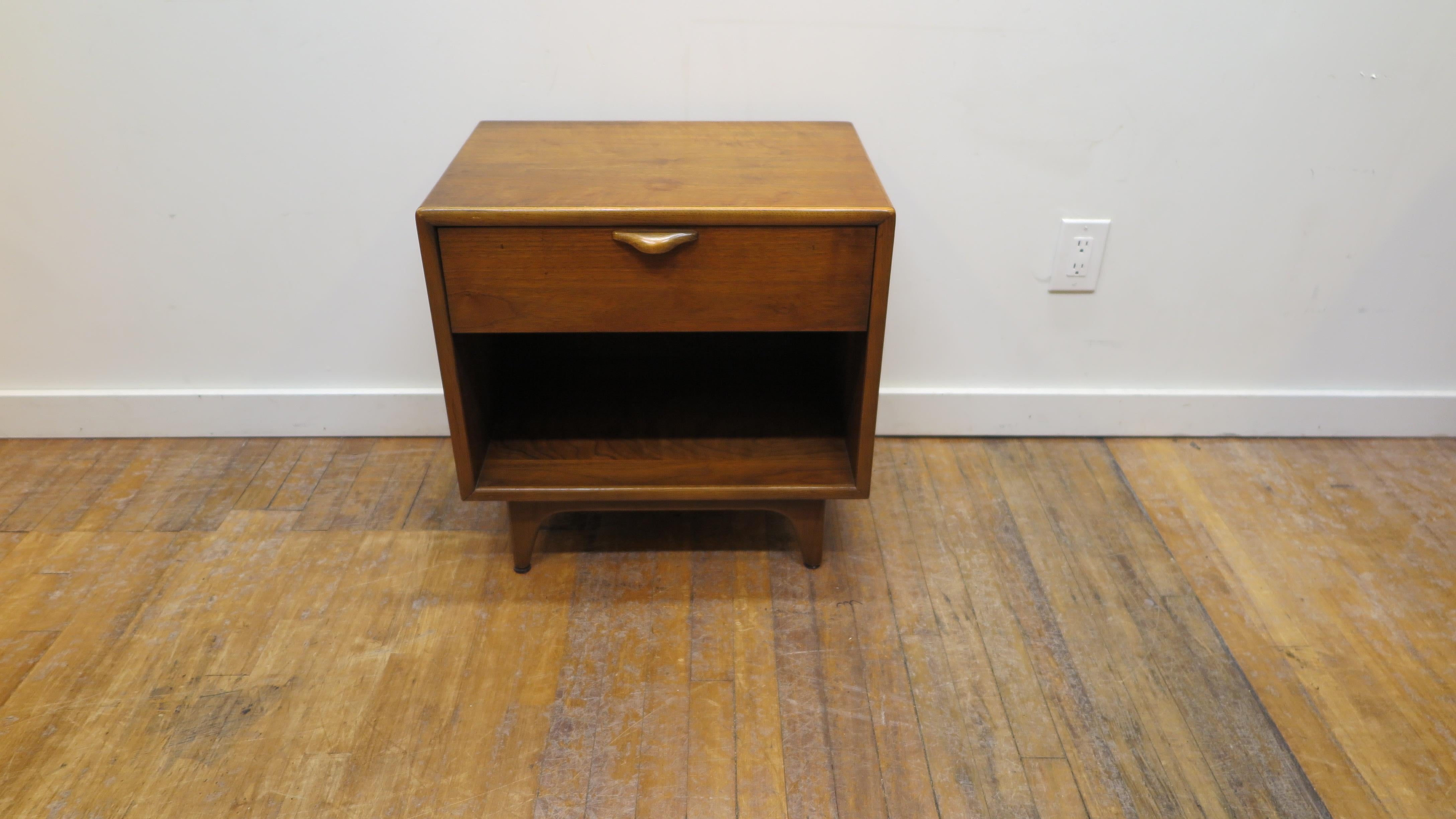 Lane side table night stand perception line. Mid century modern side table night stand by Lane AltaVista Perception Line. Minimalist modern cube with waterfall edges and sculpted handle in walnut. Good good condition. American Mid-Century Modern