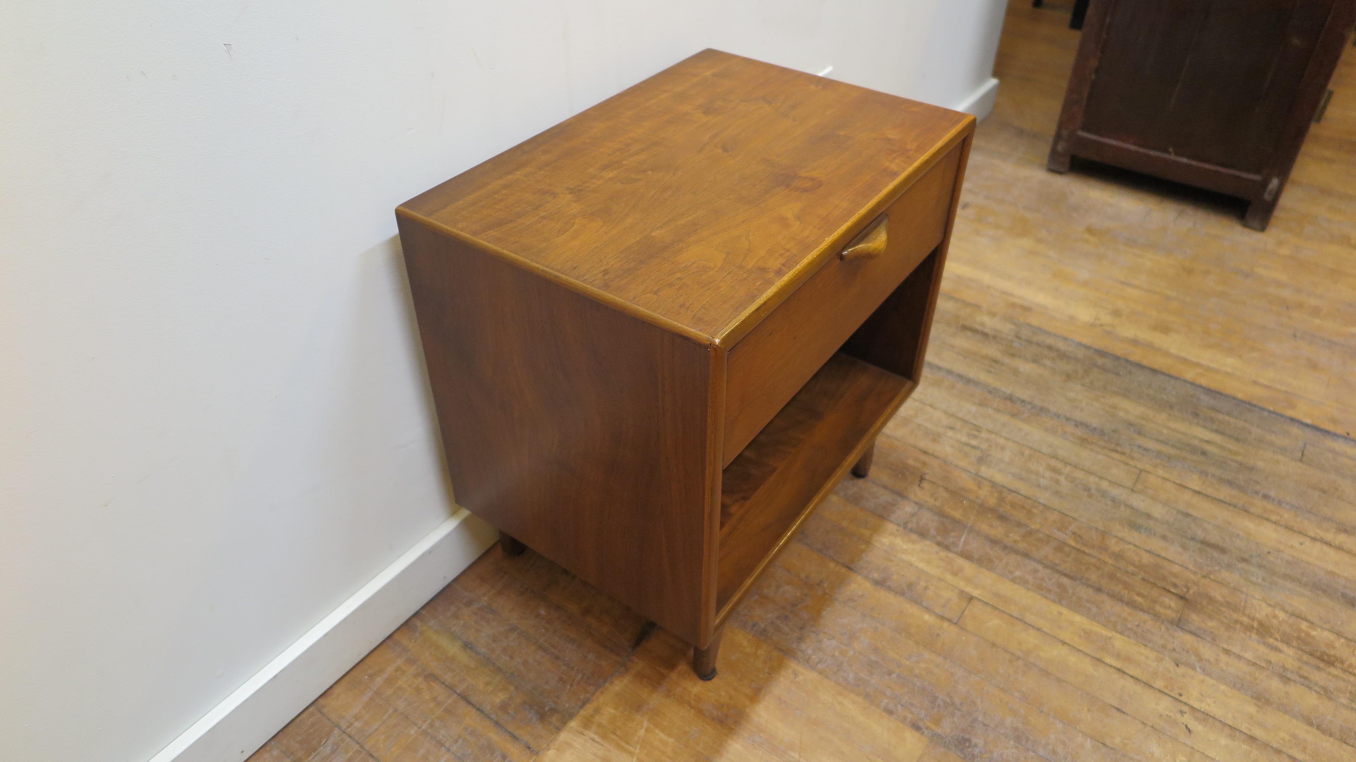 Lane Mid-Century Modern Side Table Night Stand Perception In Good Condition In New York, NY