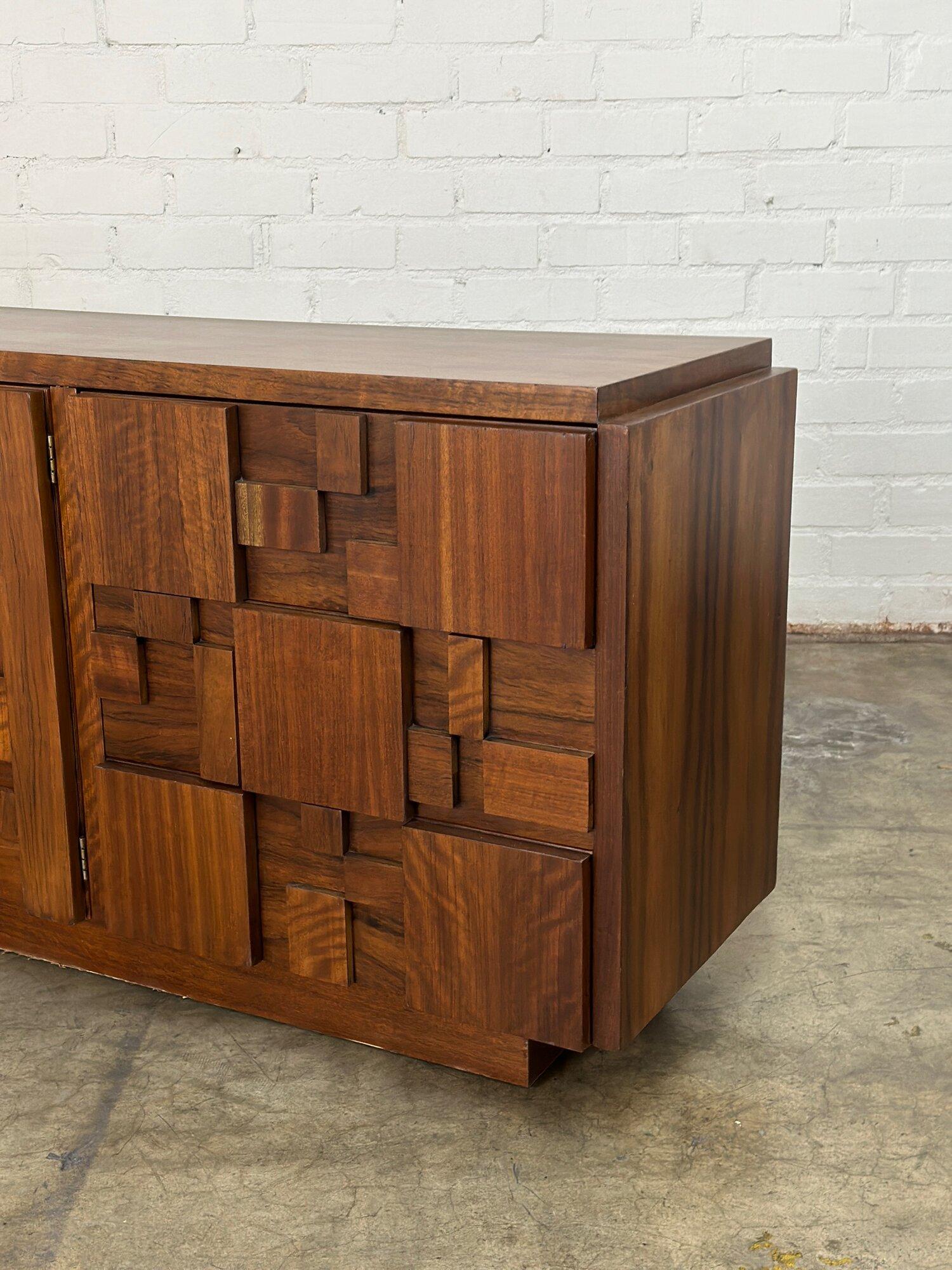 W78 D18 H30

Fully refinished 1970’s Brutalist dresser by Lane. Finished in a medium walnut,  Item is fully functional and sturdy. 