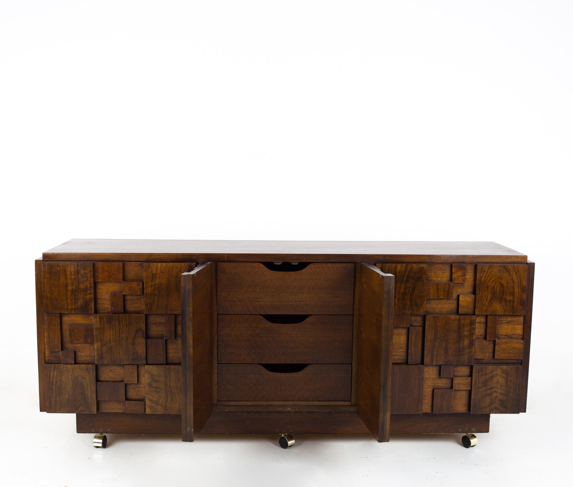 Lane Staccato Brutalist Mid Century 9 Drawer Walnut Lowboy Dresser In Good Condition In Countryside, IL