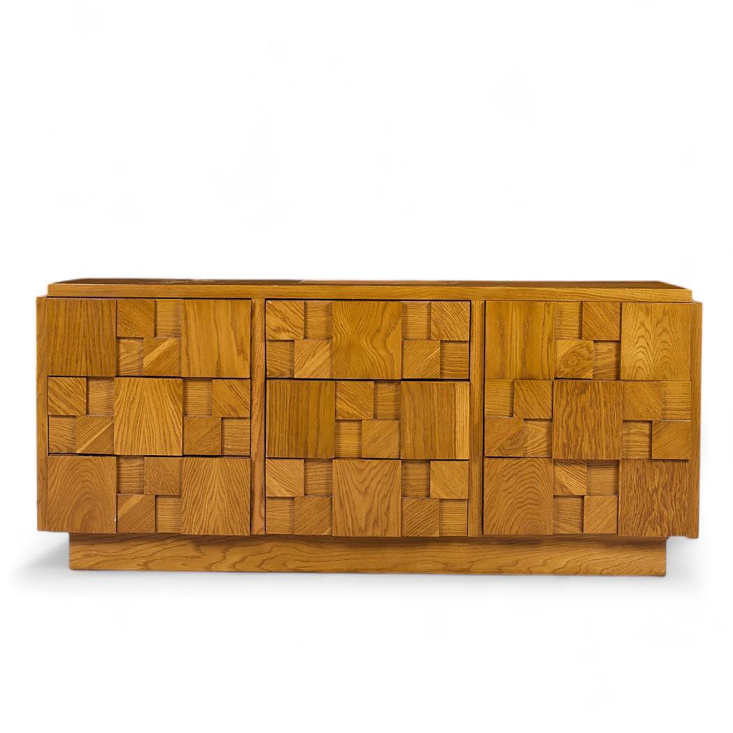 Lane's, cassettone brutalista di metà secolo in Oak, è un'opera di lusso

Questo mobile basso misura: 68,5 pollici di larghezza x 19 di profondità x 30,25 di altezza

Tutti i mobili possono essere acquistati in quello che noi chiamiamo stato vintage