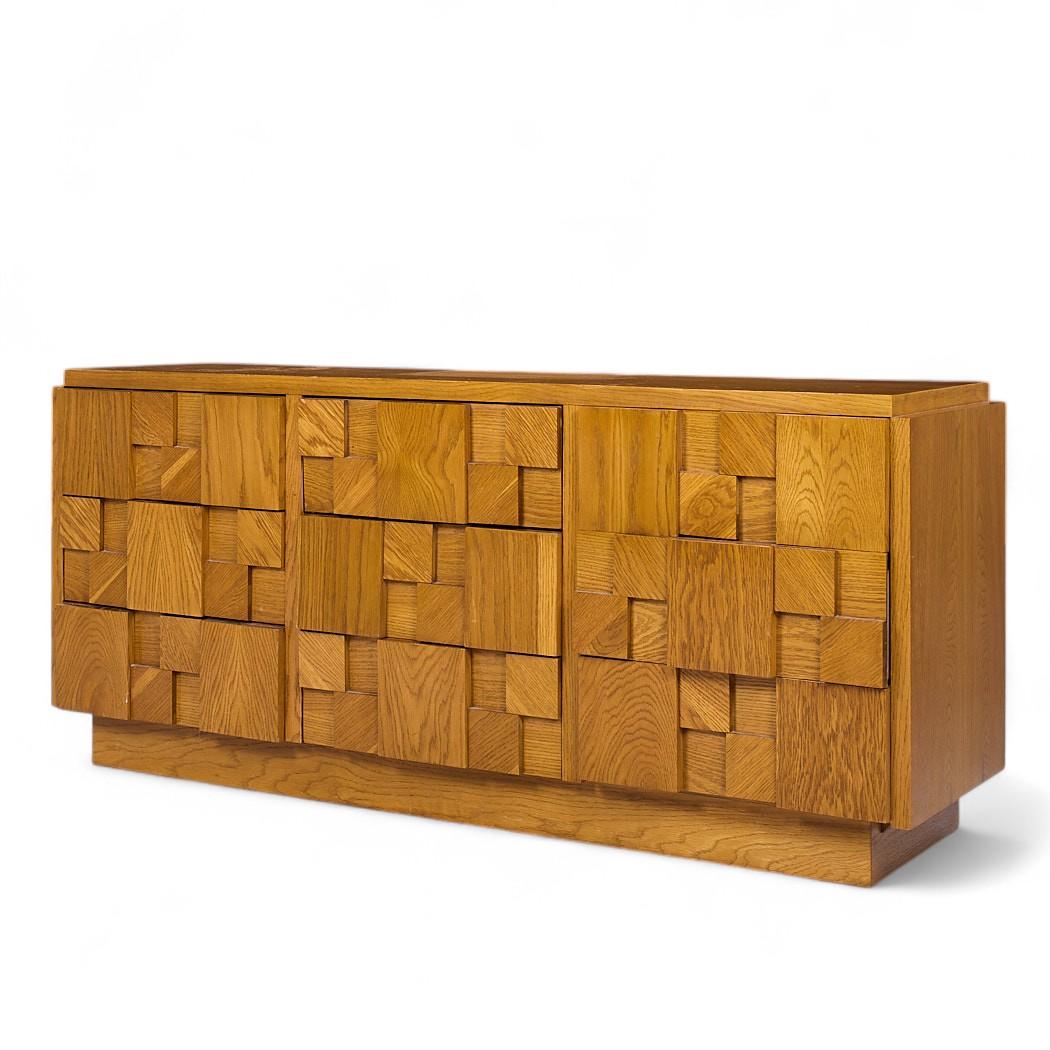 Mid-Century moderno Lane's, cassettone brutalista di metà secolo in Oak, è un'opera di lusso in vendita