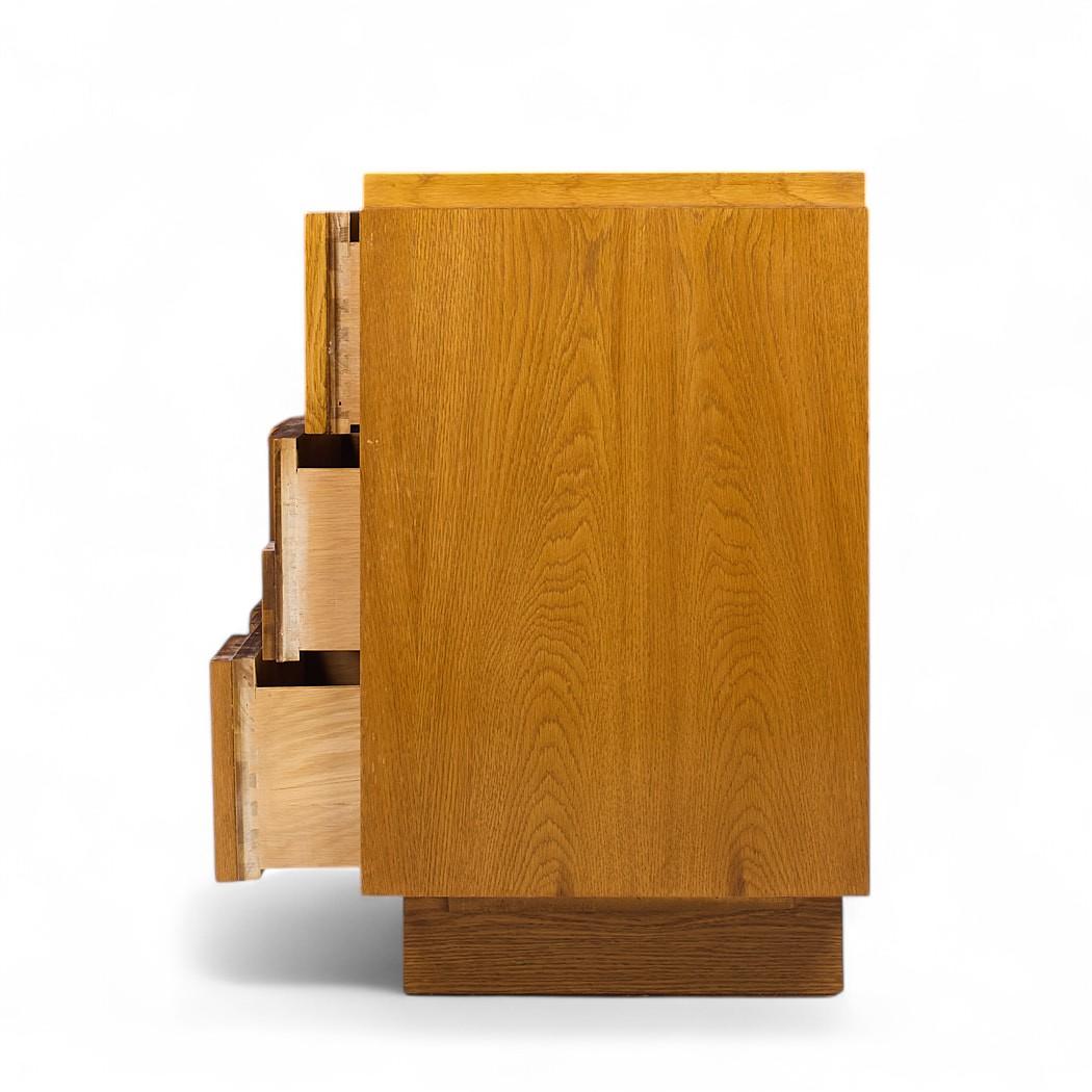 Americano Lane's, cassettone brutalista di metà secolo in Oak, è un'opera di lusso in vendita