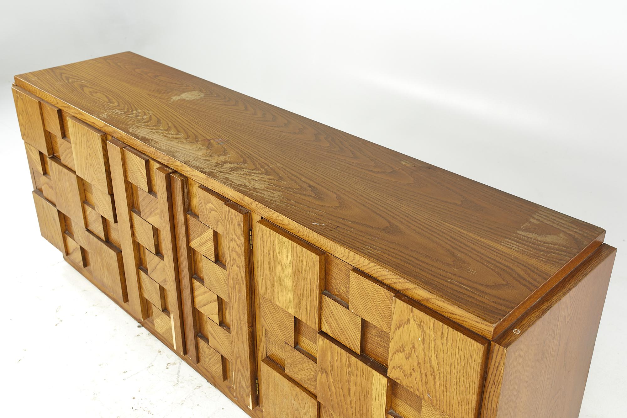 Lane Staccato Brutalist Midcentury Oak Lowboy Dresser In Good Condition For Sale In Countryside, IL