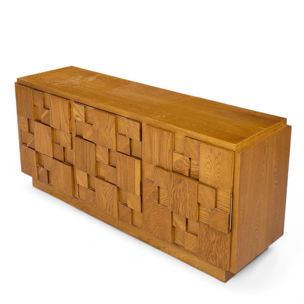 XX secolo Lane's, cassettone brutalista di metà secolo in Oak, è un'opera di lusso in vendita