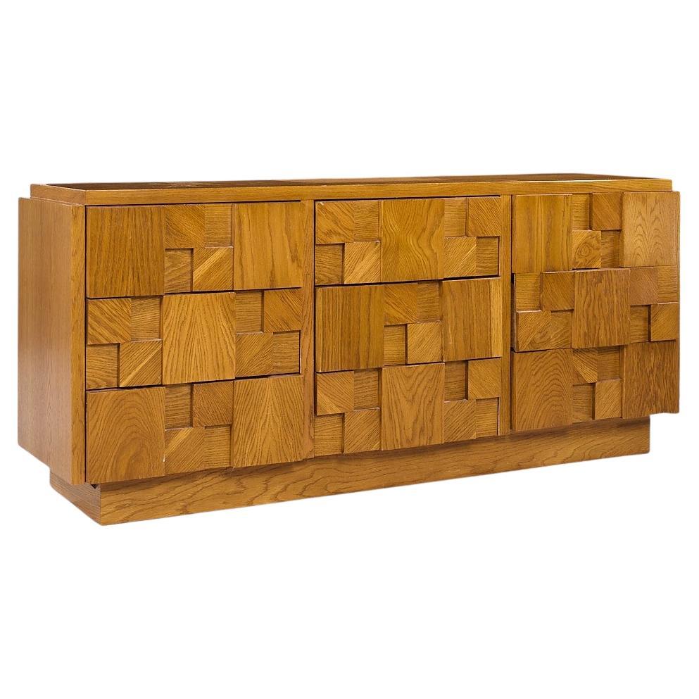 Lane's, cassettone brutalista di metà secolo in Oak, è un'opera di lusso in vendita