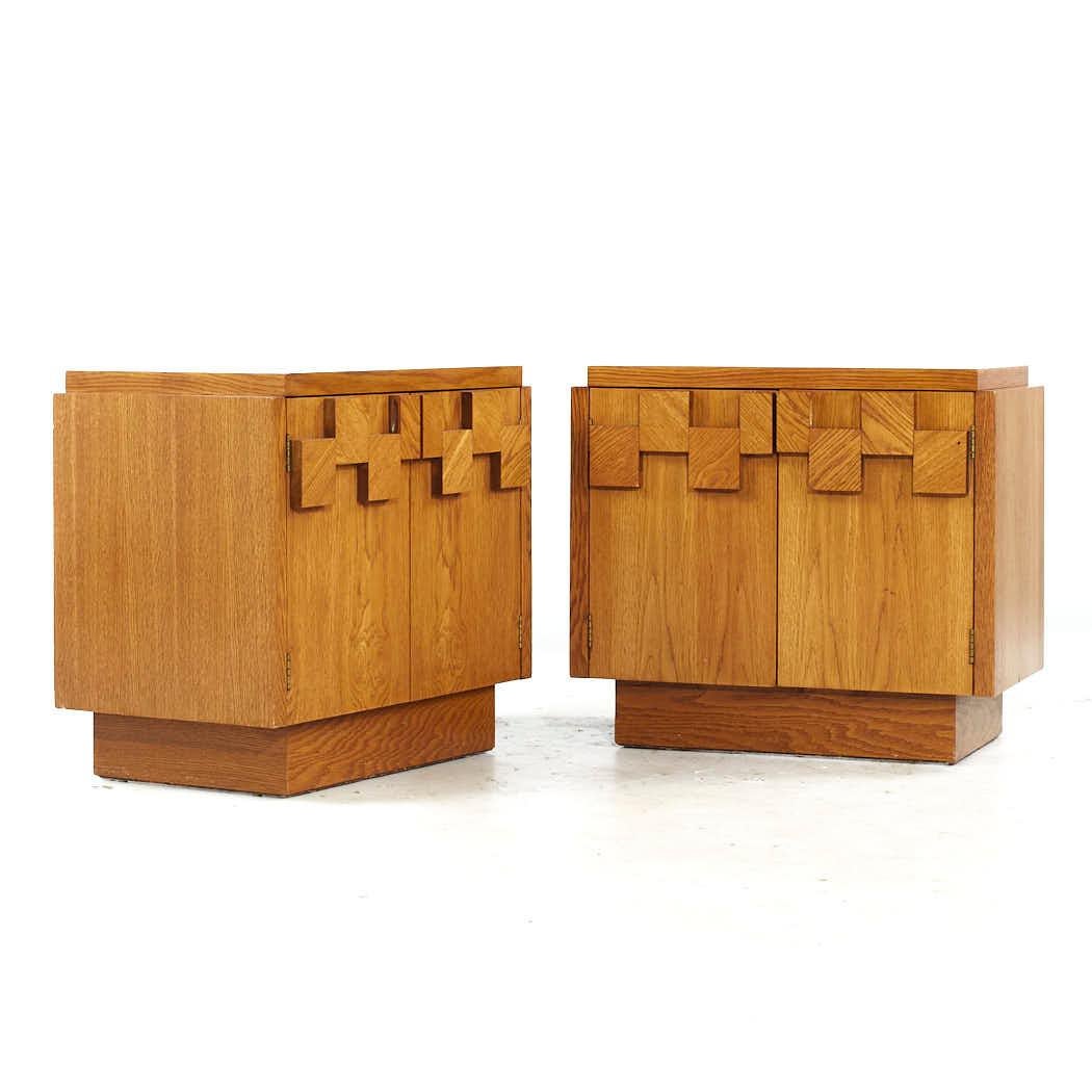 Lane Staccato Brutalist Mid Century Oak Nightstands – Pair

Each nightstand measures: 27 wide x 17 deep x 24.25 inches high

All pieces of furniture can be had in what we call restored vintage condition. That means the piece is restored upon