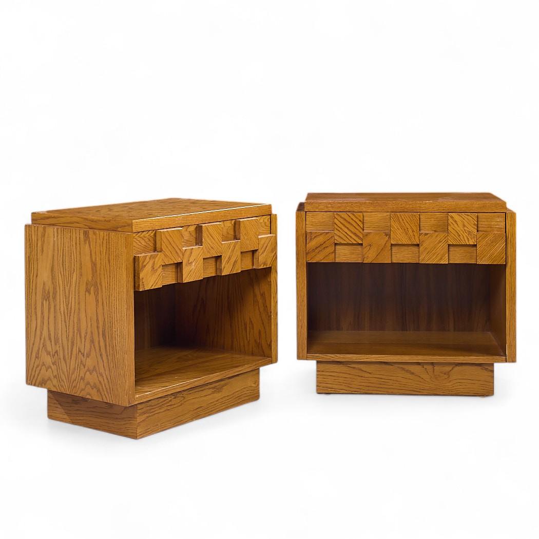 Lane Staccato Brutalist Mid Century Tables de nuit en Oak - Paire

Chaque table de nuit mesure : 26,75 de large x 16,75 de profond x 24 pouces de haut

Tous les meubles peuvent être achetés dans ce que nous appelons un état vintage restauré. Cela