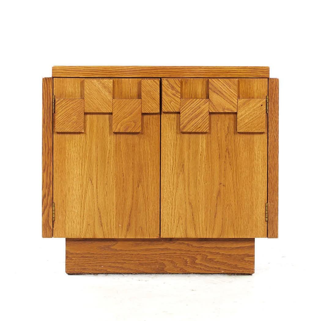 Lane Staccato Brutalist Mid Century Oak Nightstands – Pair In Good Condition For Sale In Countryside, IL