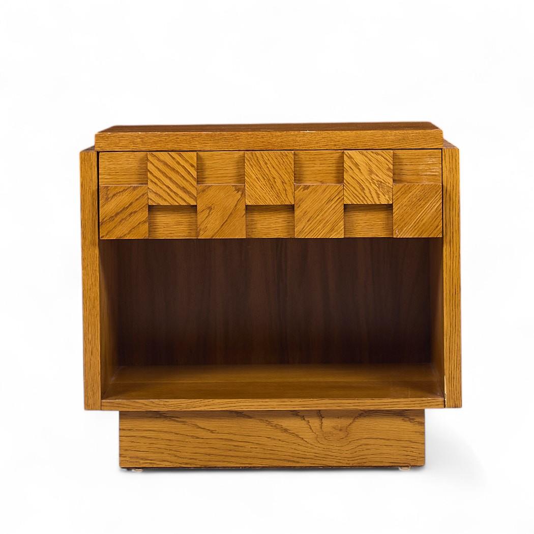 Chêne Lane Staccato Brutalist Mid Century Tables de nuit en Oak - Paire en vente