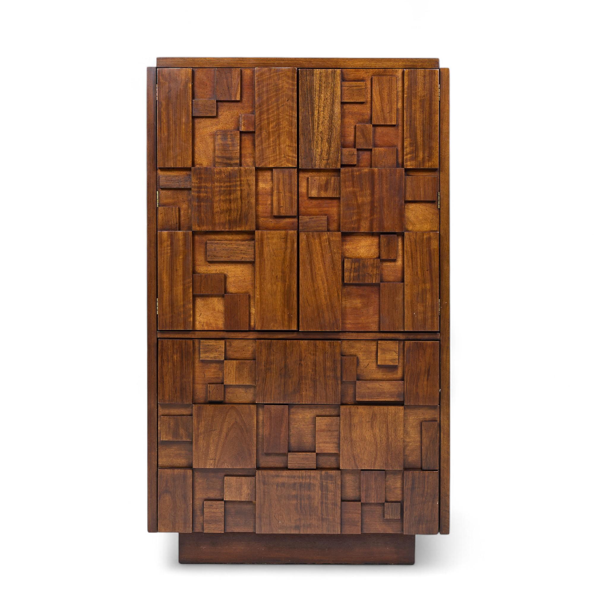 Lane's Brutalist Brutalist Mid Century Dresser in legno di noce

Questo armadio misura: 38 di larghezza x 18,75 di profondità x 64 di altezza

Tutti i mobili possono essere acquistati in quello che noi chiamiamo stato vintage restaurato. Ciò