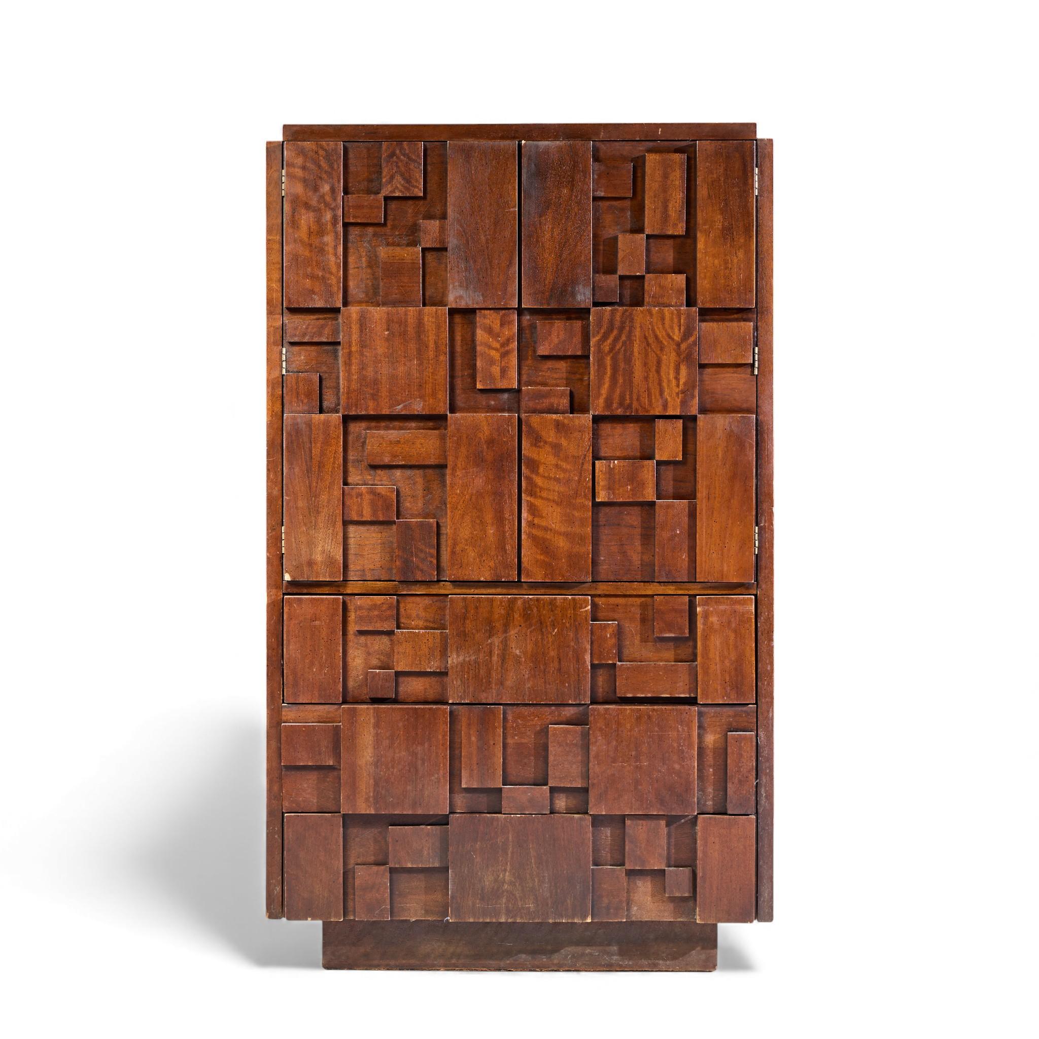 Cómoda Armoire Lane Staccato Brutalist Mid Century Nogal

Este armario mide 38 de ancho x 19 de fondo x 63,75 pulgadas de alto

Estado Vintage Aceptable - La pieza tiene pequeños arañazos y desgaste por manchas. Las puertas y los cajones funcionan