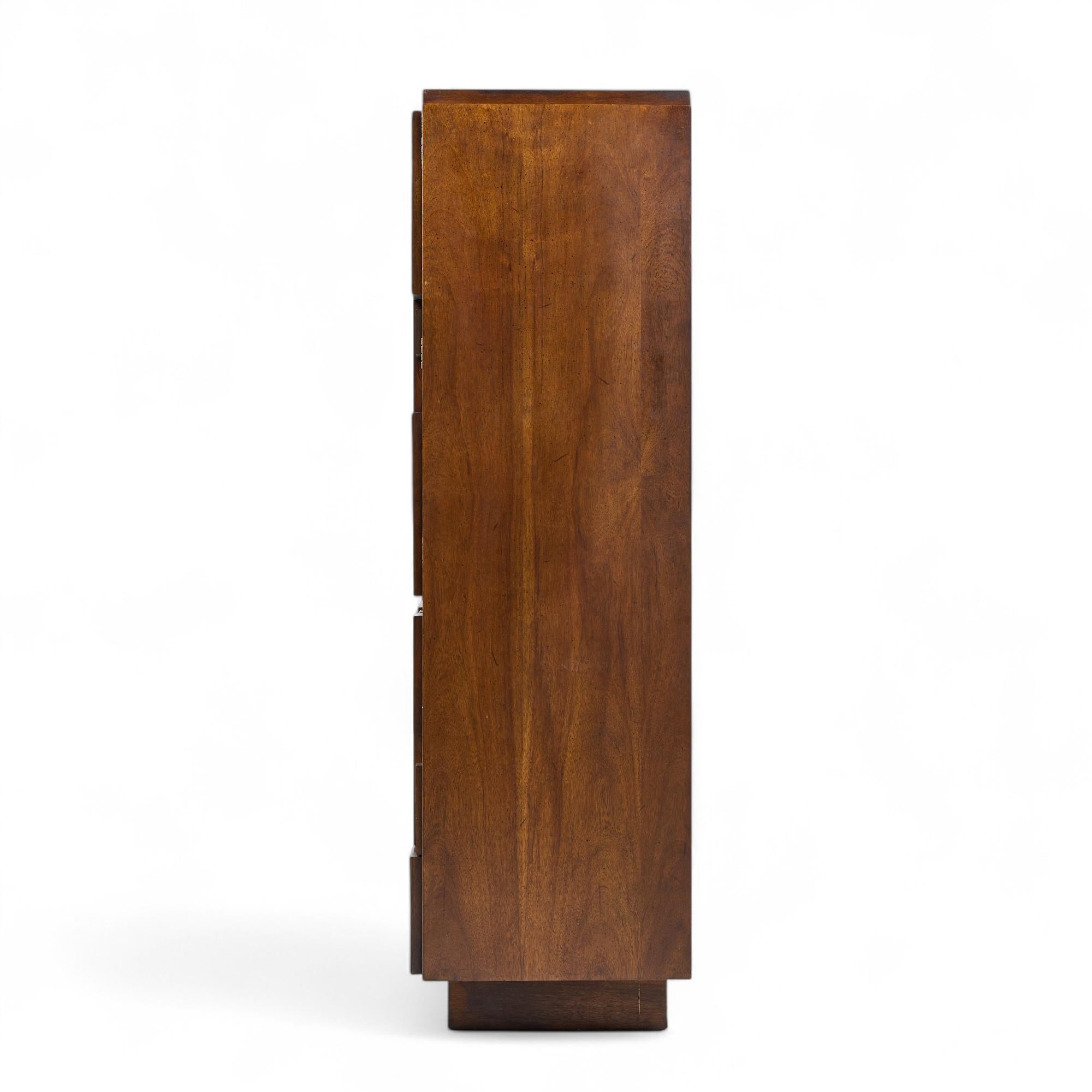 Lane's Brutalist Brutalist Mid Century Dresser in legno di noce In condizioni buone in vendita a Franklin Park, IL
