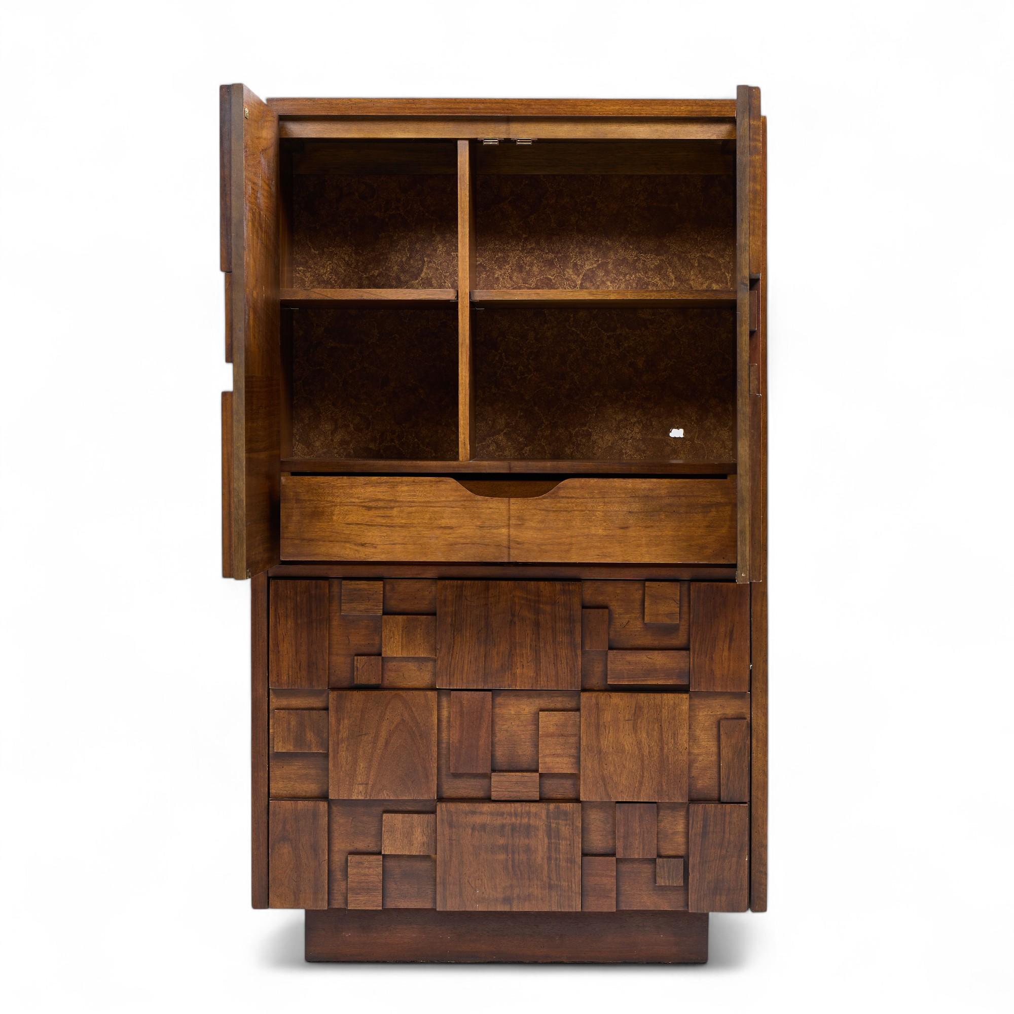 Noce Lane's Brutalist Brutalist Mid Century Dresser in legno di noce in vendita