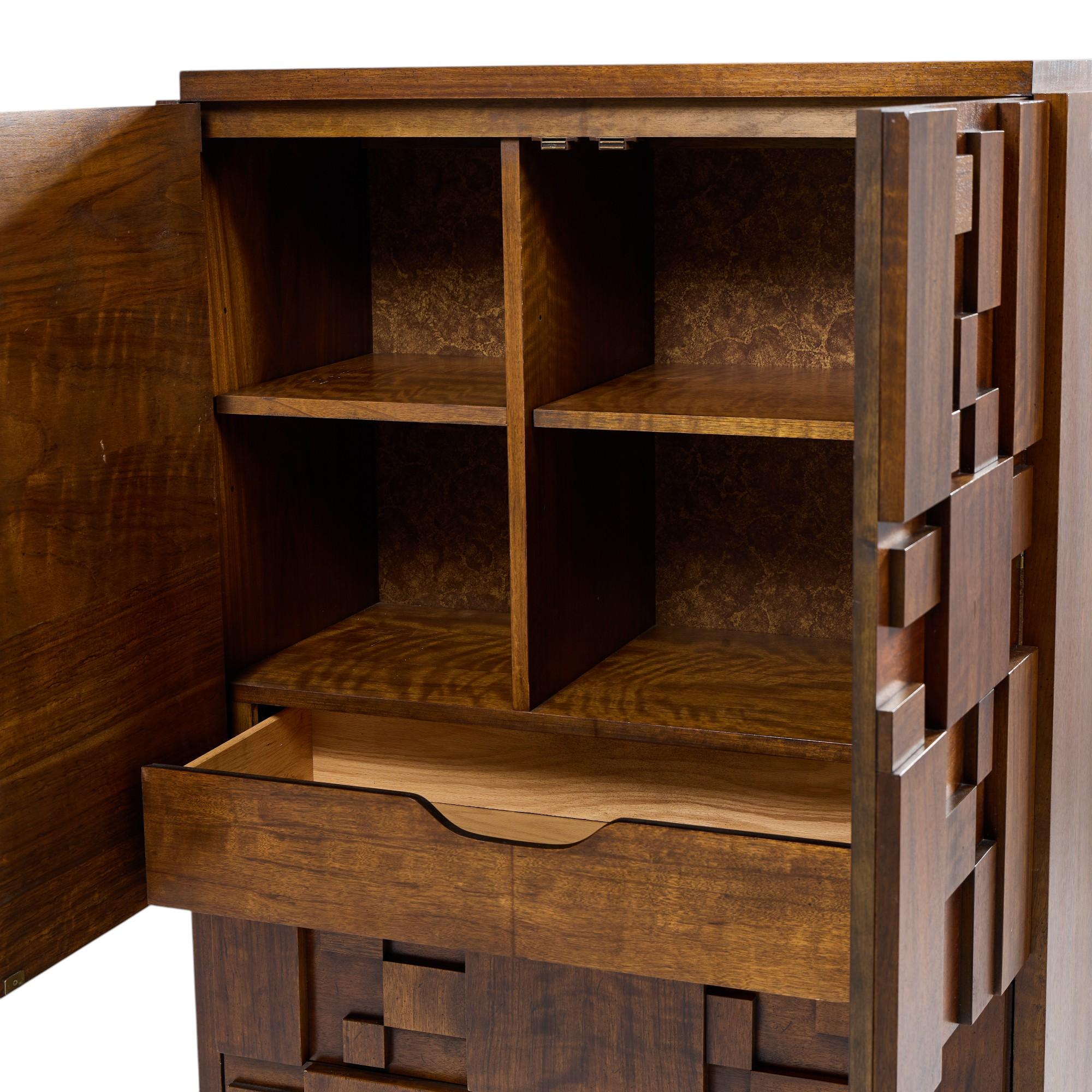 Lane's Brutalist Brutalist Mid Century Dresser in legno di noce in vendita 1