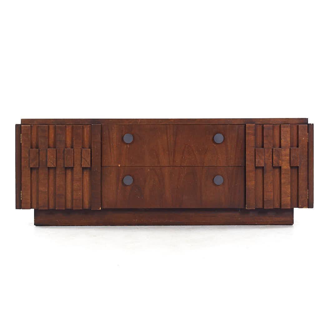 Lane Staccato Brutalist Mid Century Walnut Buffet and Hutch In Good Condition For Sale In Countryside, IL