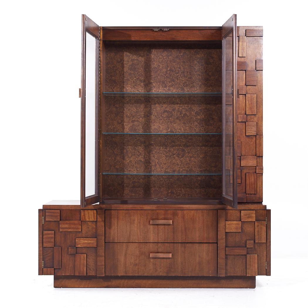 Lane's Staccato Brutalist Mid Century Nussbaum Credenza und Hutch

Die Anrichte misst: 66 breit x 18,25 tief x 24 Zoll hoch
Die Hütte misst: 48 breit x 11,75 tief x 52 Zoll hoch
Die kombinierte Höhe der Anrichte und des Schranks beträgt 76