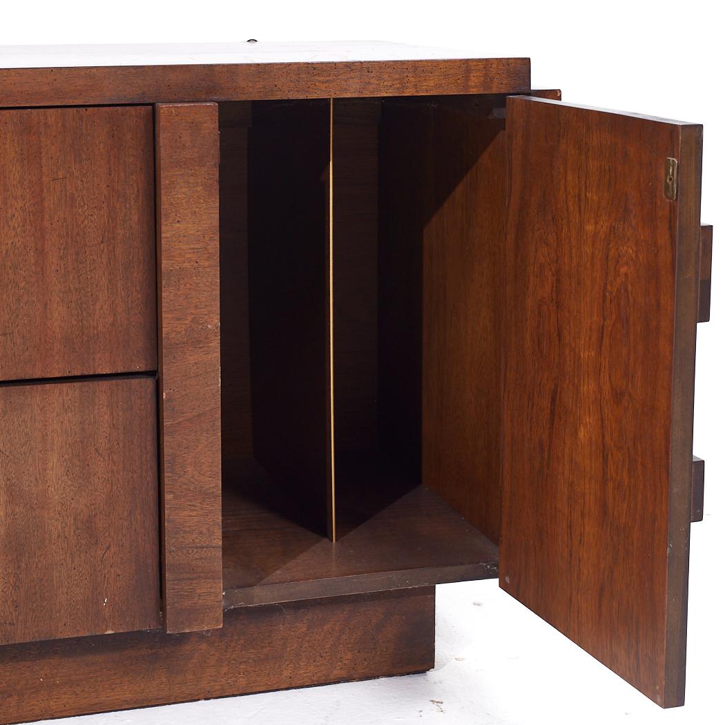 Lane Staccato Brutalist Mid Century Walnut Credenza and Hutch In Good Condition For Sale In Countryside, IL