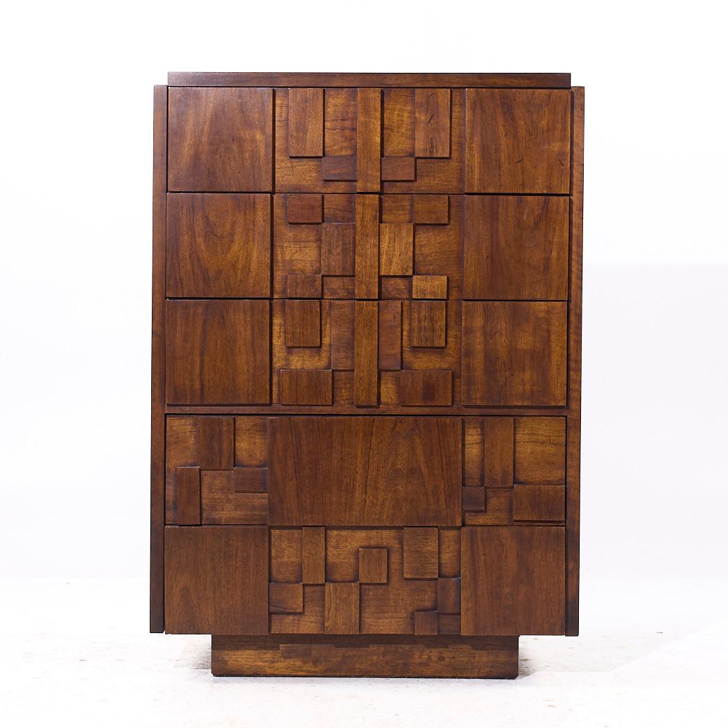Lane Staccato Brutalistische Mid-Century-Hochkommode aus Nussbaumholz

Dieser Highboy misst: 38 breit x 19 tief x 54,25 Zoll hoch

Alle Möbelstücke sind in einem so genannten restaurierten Vintage-Zustand zu haben. Das bedeutet, dass das Stück beim
