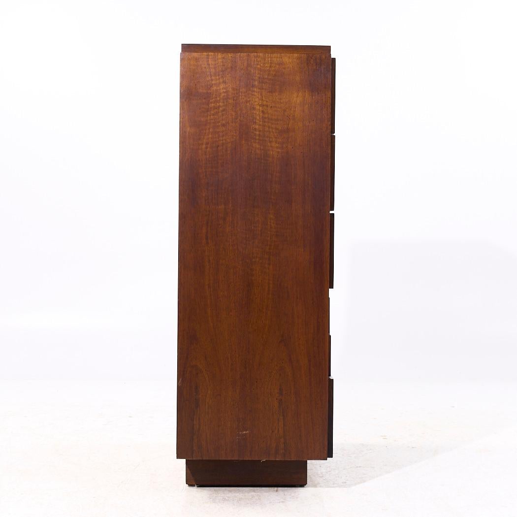 Lane Staccato Brutalistische Mid-Century-Hochkommode aus Nussbaumholz (amerikanisch) im Angebot